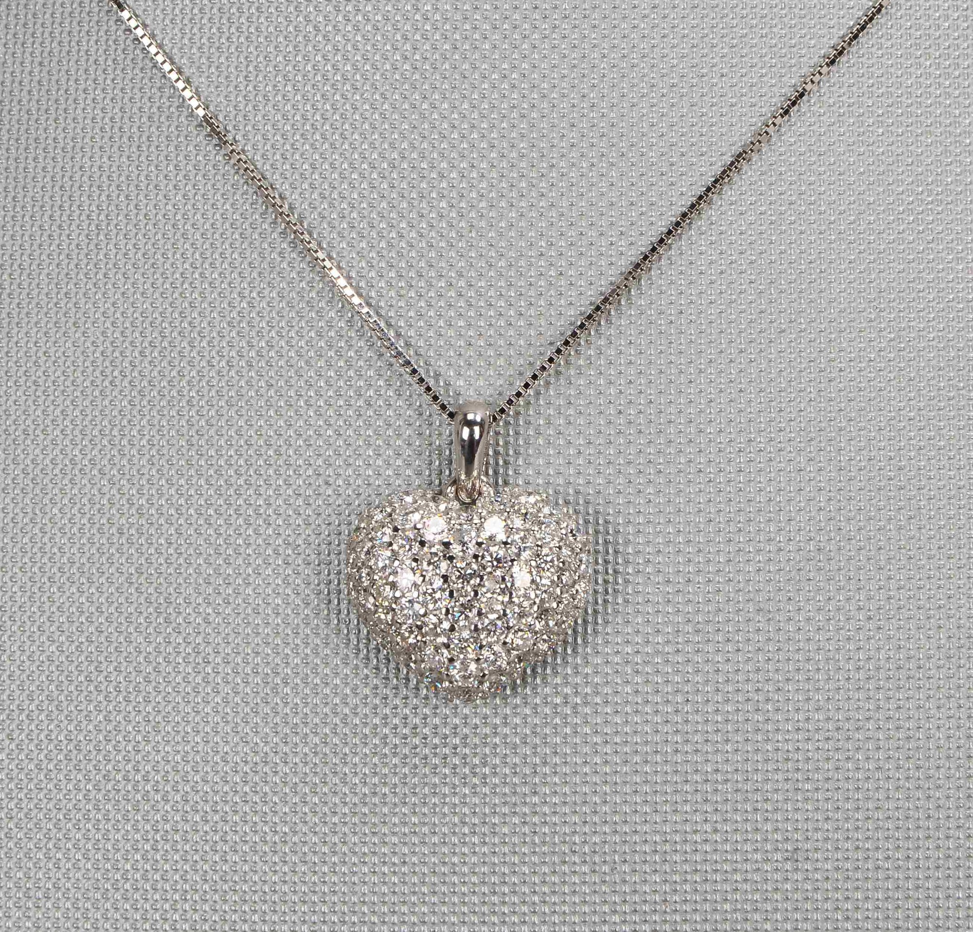 Figürlicher Kettenanhänger, 750 WG, mit Brillantbesatz/zus. 1,15 ct, F-Vsi, in Pavé-Fassung