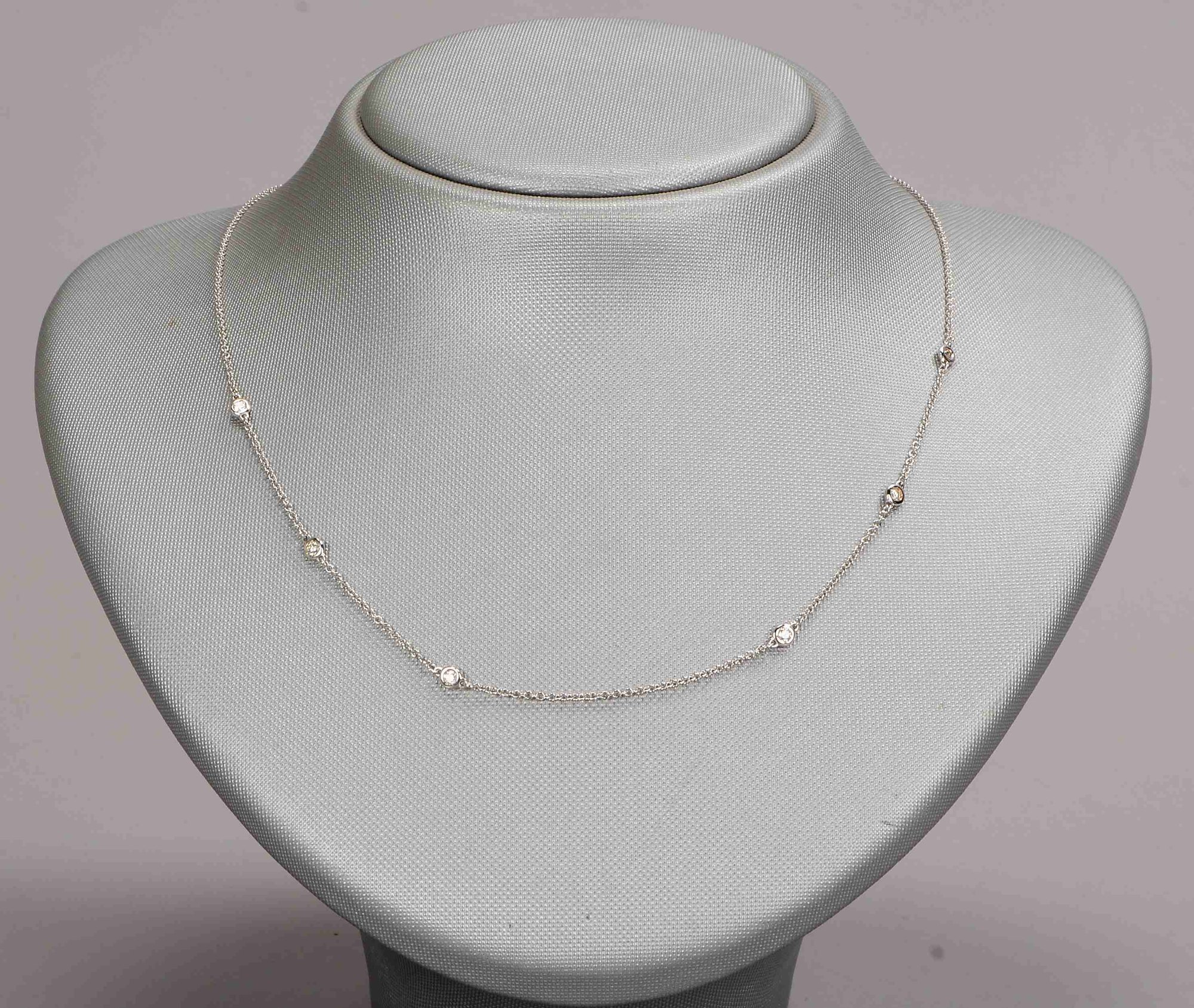 Halskette, 750 WG (gestempelt), mit 6-fachem Brillantbesatz/zusammen ca. 0,22 ct; Länge 44 cm