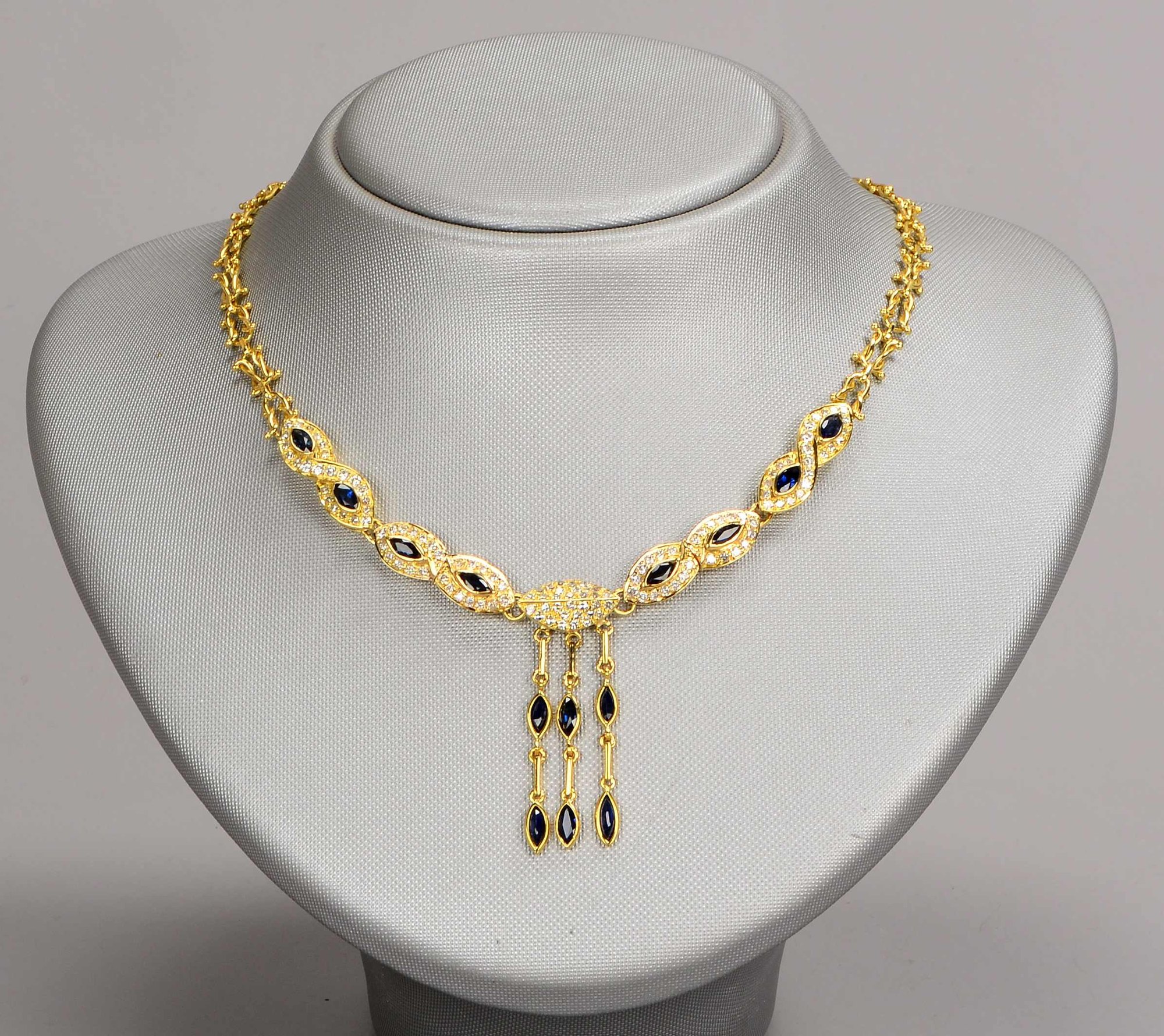 Collier, 750 GG (gestempelt), mit Brillantbesatz/zusammen ca. 1,10 ct, und Saphirbesatz/ca. 1,20 ct