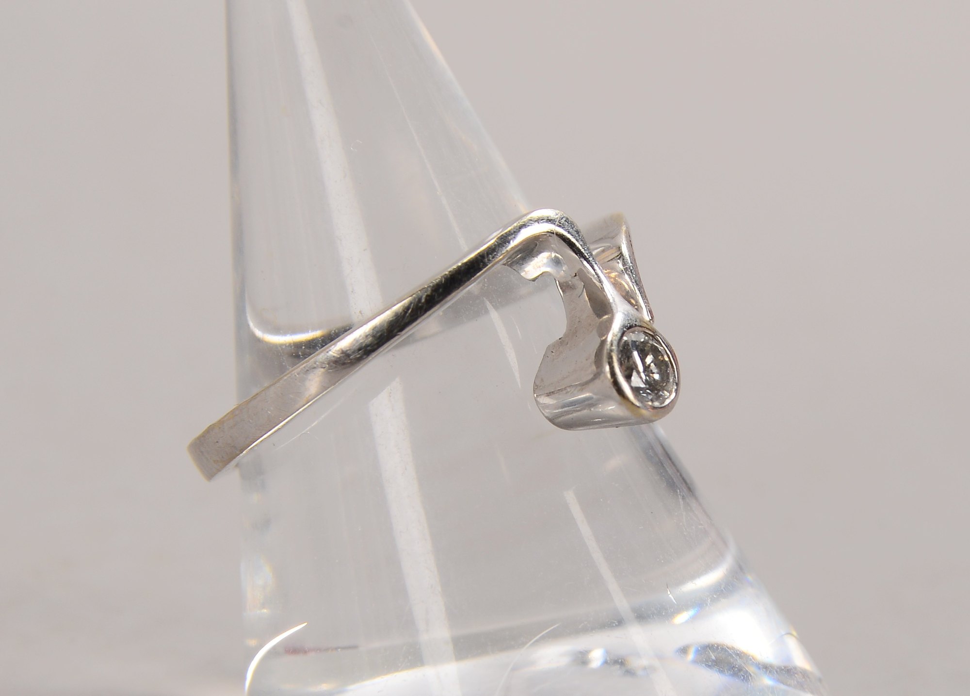 Ring, 585 WG (gestempelt), besetzt mit einzelnem Brillant von 0,12 ct; RG 48, Gewicht 2,40 g
