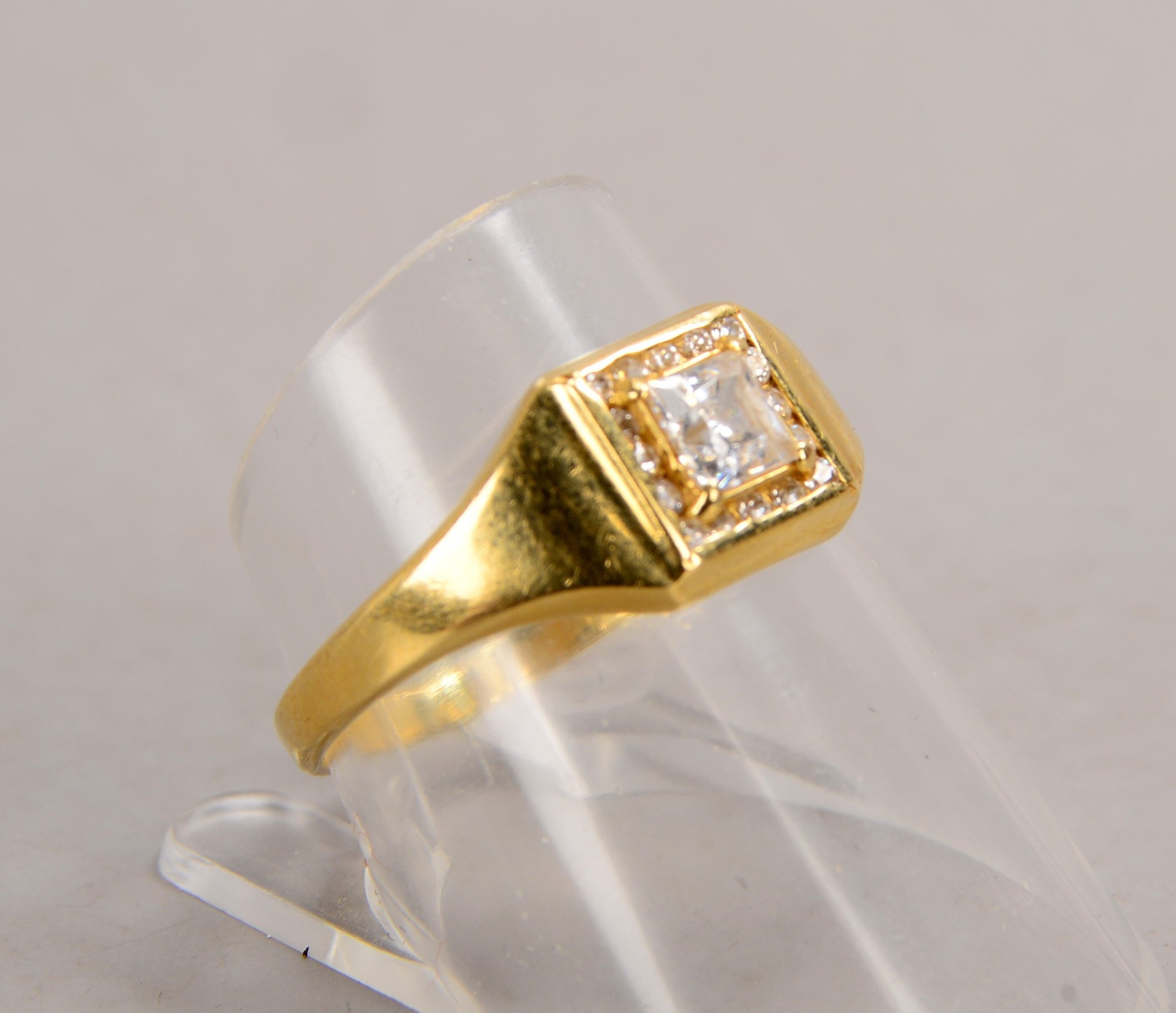 Ring (2-fach punziert - ungedeutet), 585 GG (geprüft), mit Zirkonbesatz; RG 58, Gewicht 2,50 g