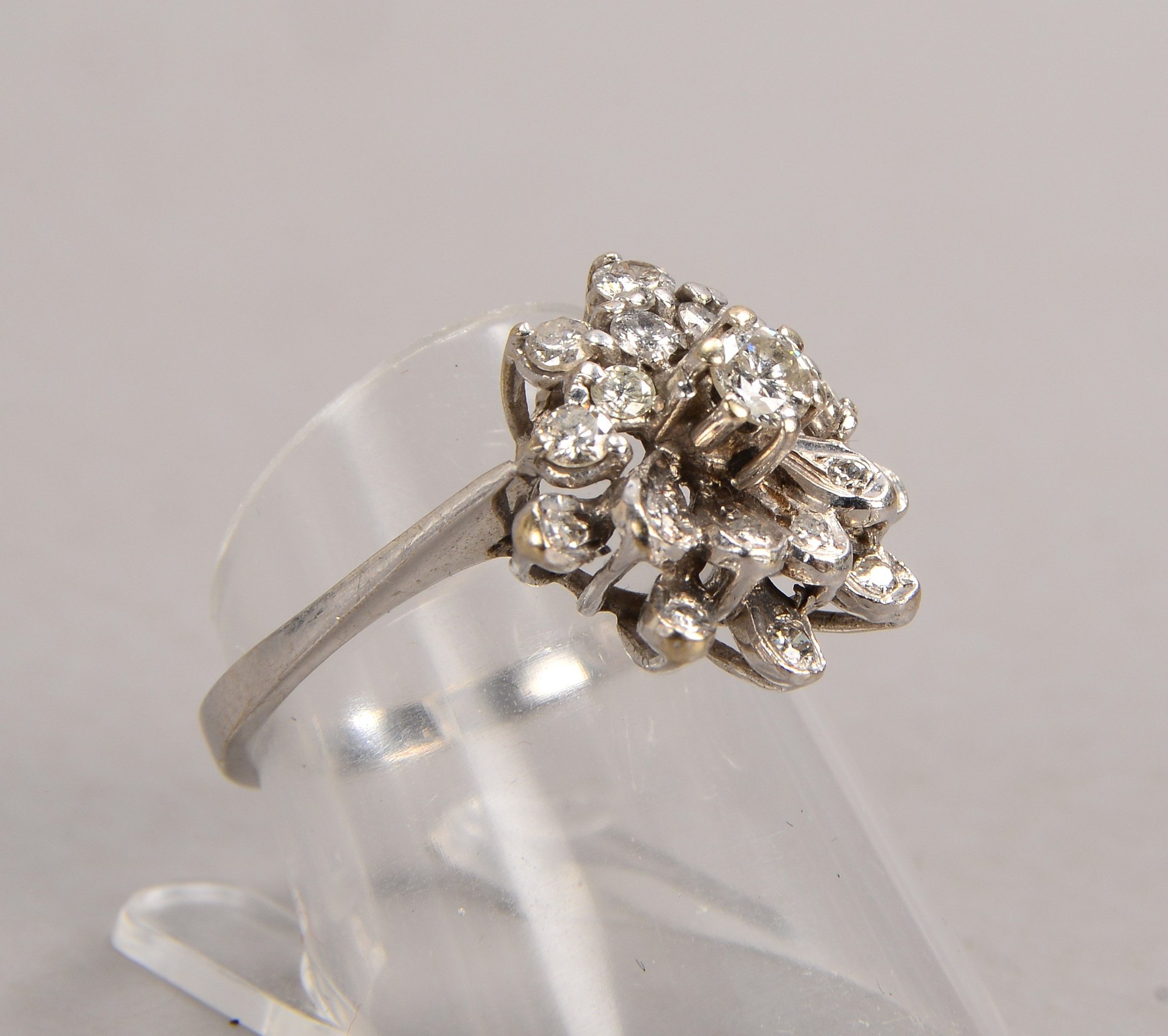 Ring, 750 WG (gestempelt), mit 19-fachem Brillantbesatz/zusammen ca. 0,60 ct, Farbe Weiß, Si-P1