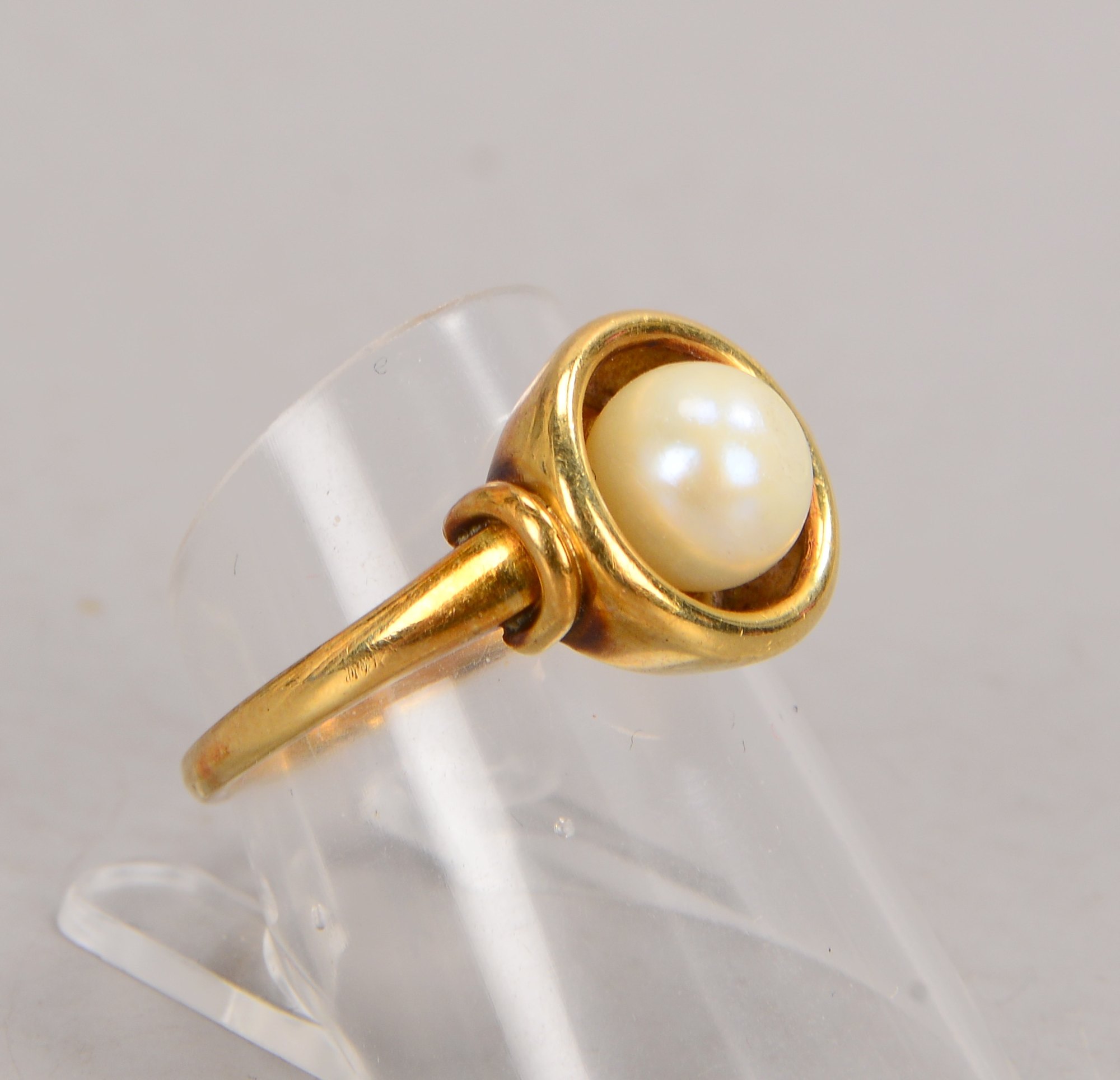 Ring, 585 GG (gestempelt), besetzt mit einzelner Perle; RG 56, Gewicht 4,60 g
