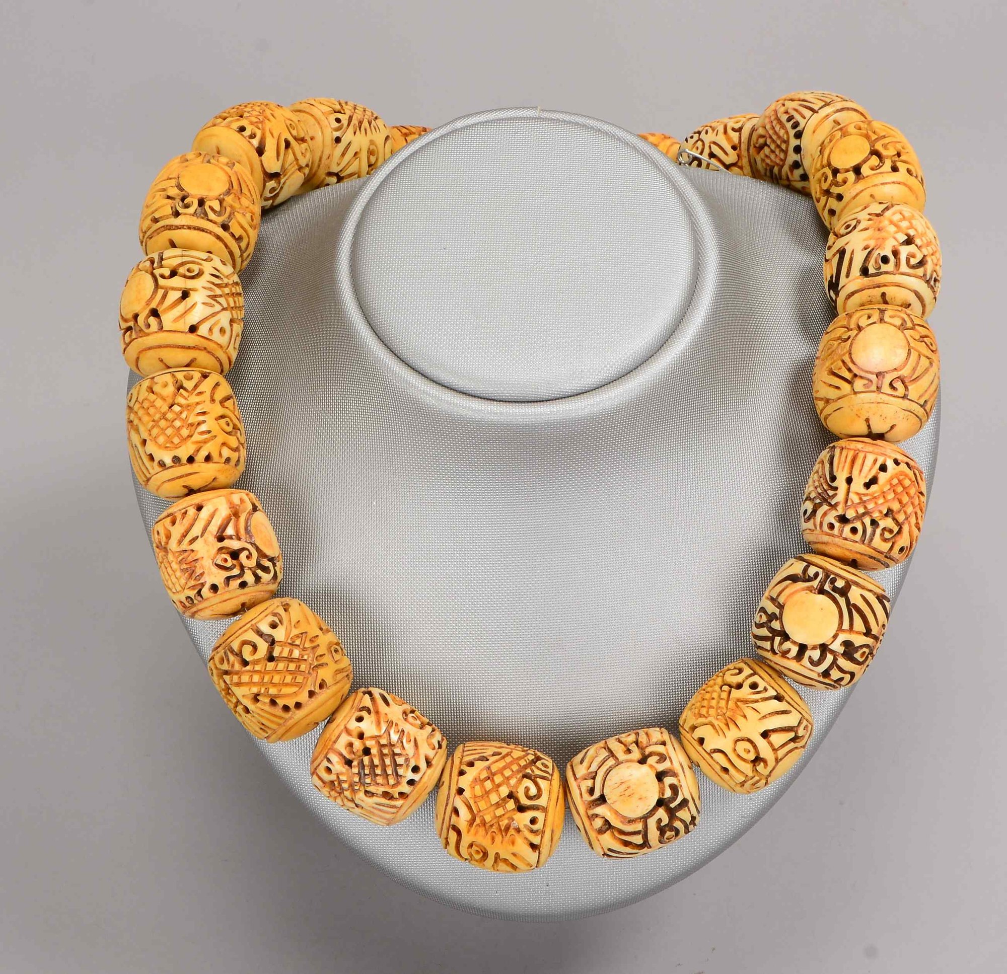 Ethnoschmuck (China), Collier mit 20x runden Bein-Perlen, Maße Perle 26 x 28 mm, Perlen beschnitzt