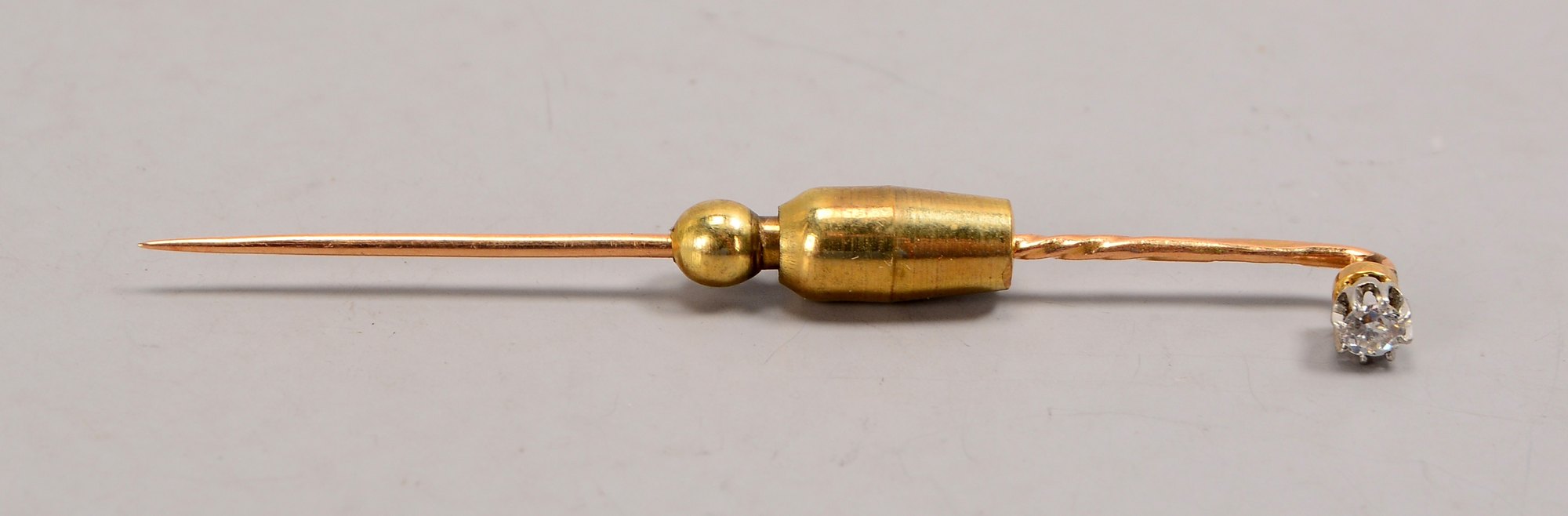 Krawattennadel, 585 GG (geprüft), besetzt mit einzelnem Diamant von ca. 0,10 ct, im Achtkantschliff