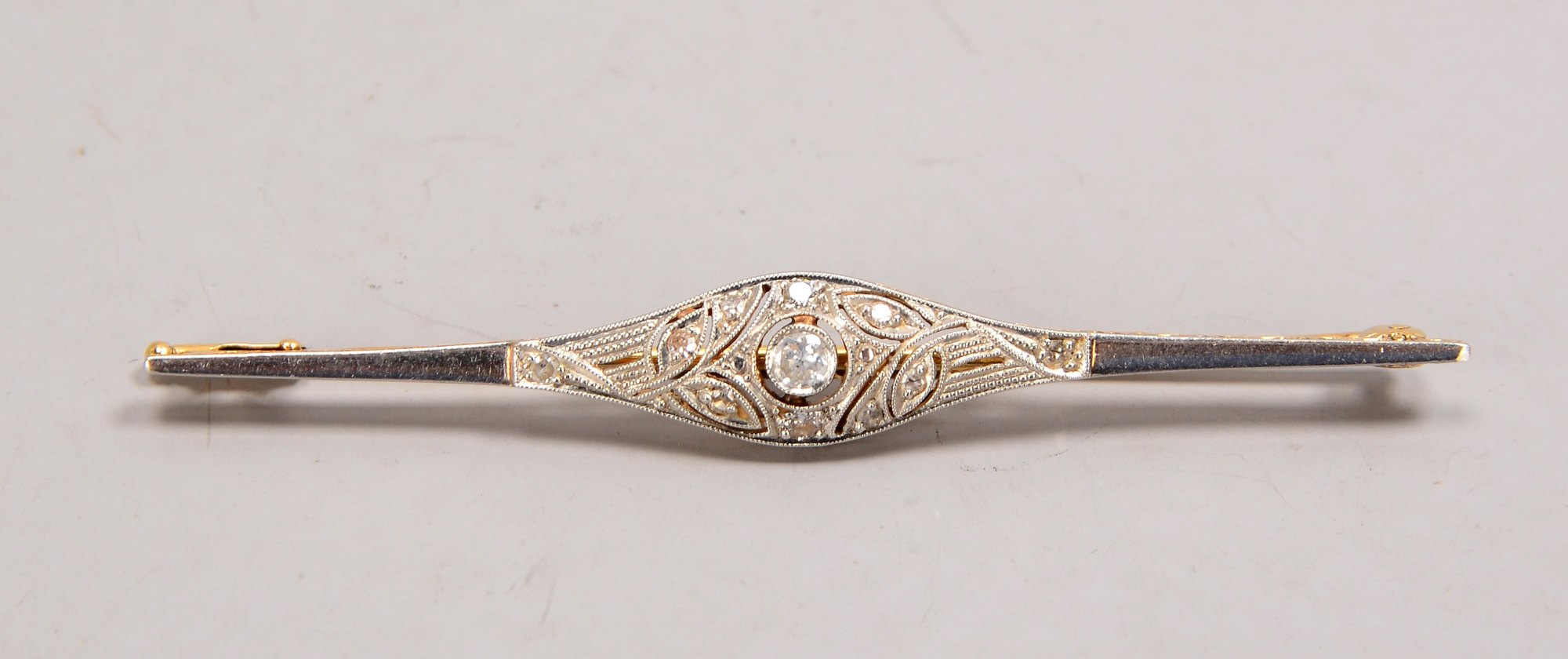 Brosche (Art déco), 585 GG/WG (geprüft), mit Brillantbesatz von ca. 0,10 ct und 10x kl. Diamanten
