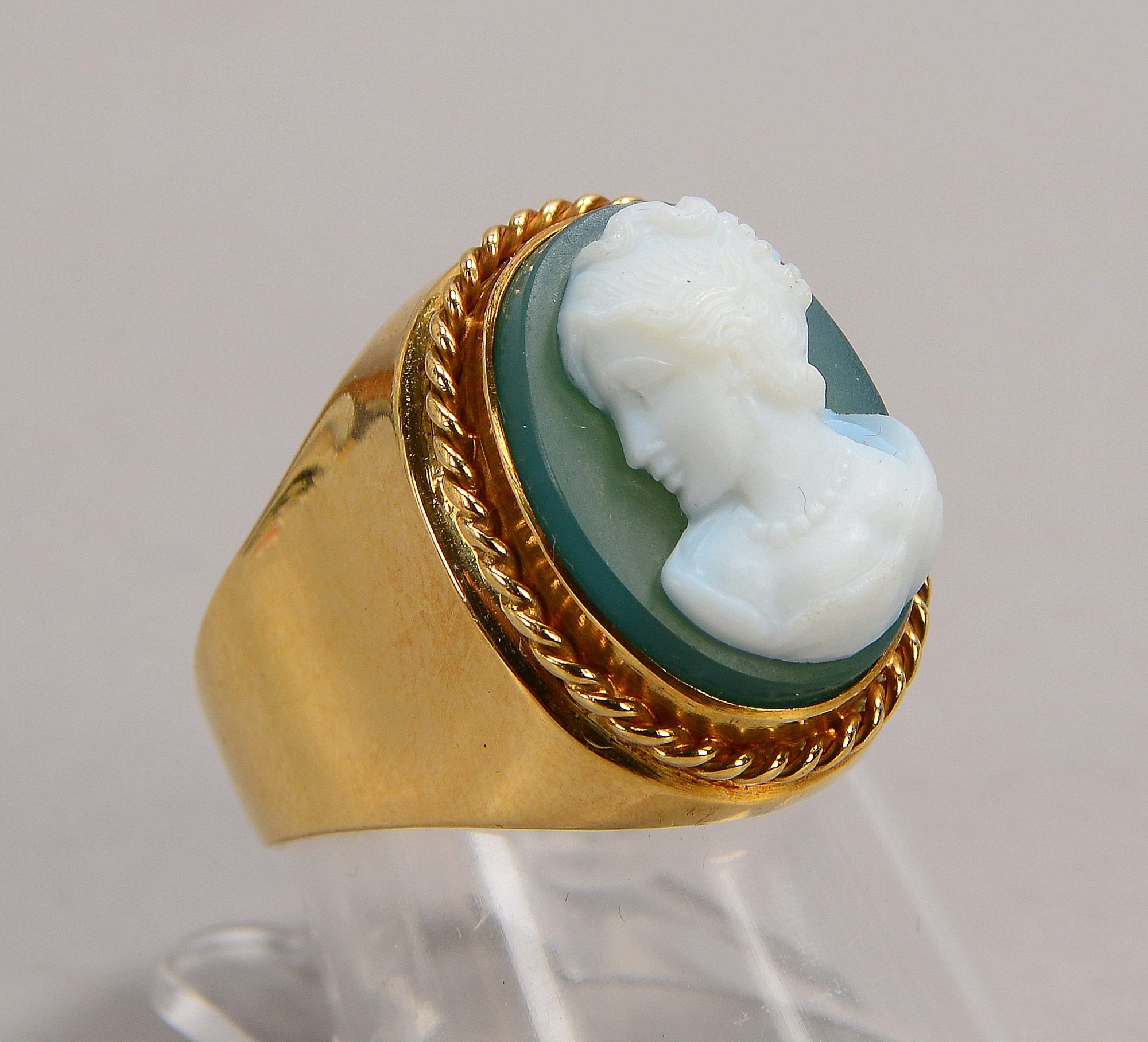 Ring, 585 GG, besetzt mit ovaler Gemme mit 'Frauenportrait', Maße Ringkopf 14 x 19 mm; RG 54