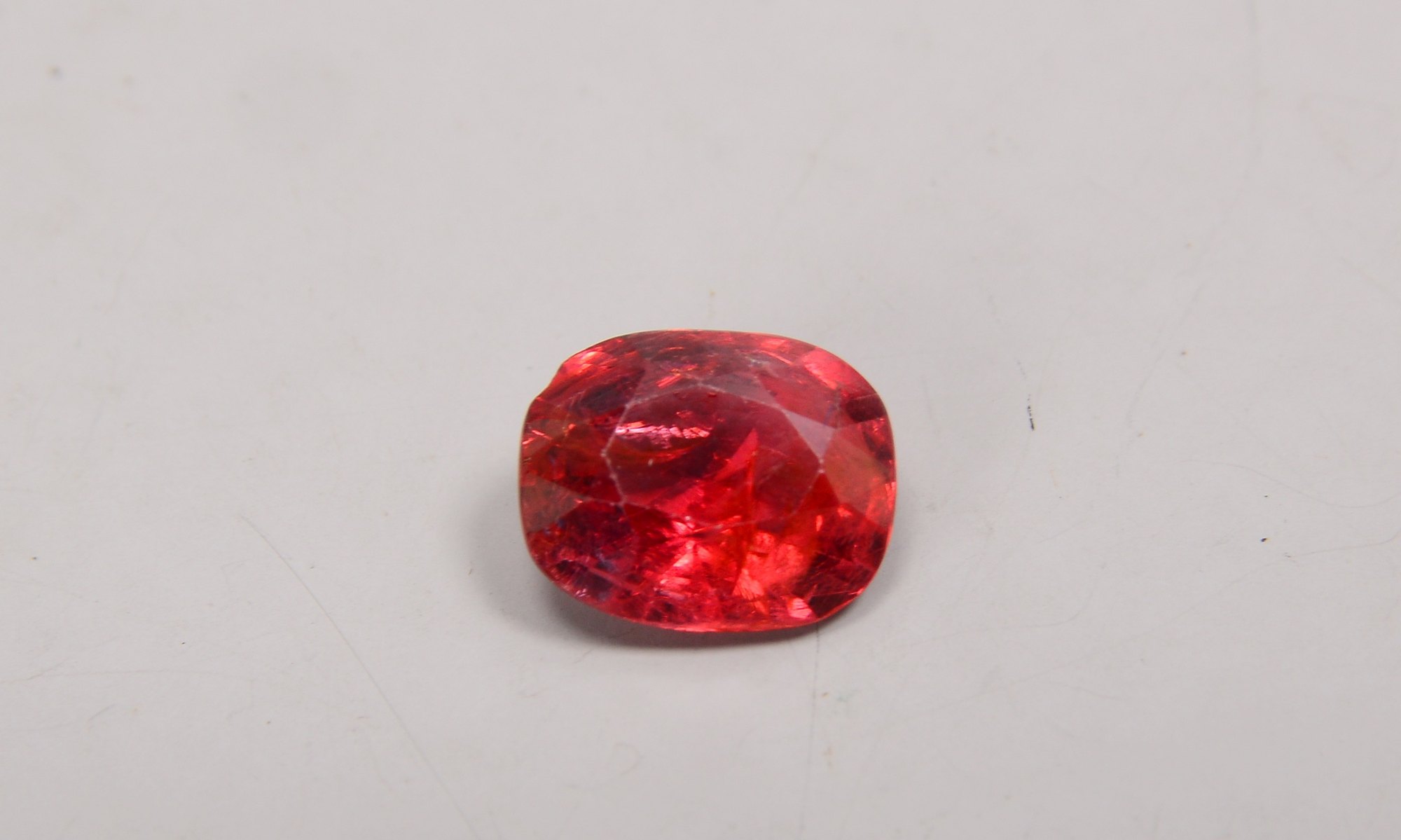 Spinell (Luc Yen/Vietnam), unbehandelter Stein von ca. 3,25 ct (Stein mit Gebrauchsspuren)