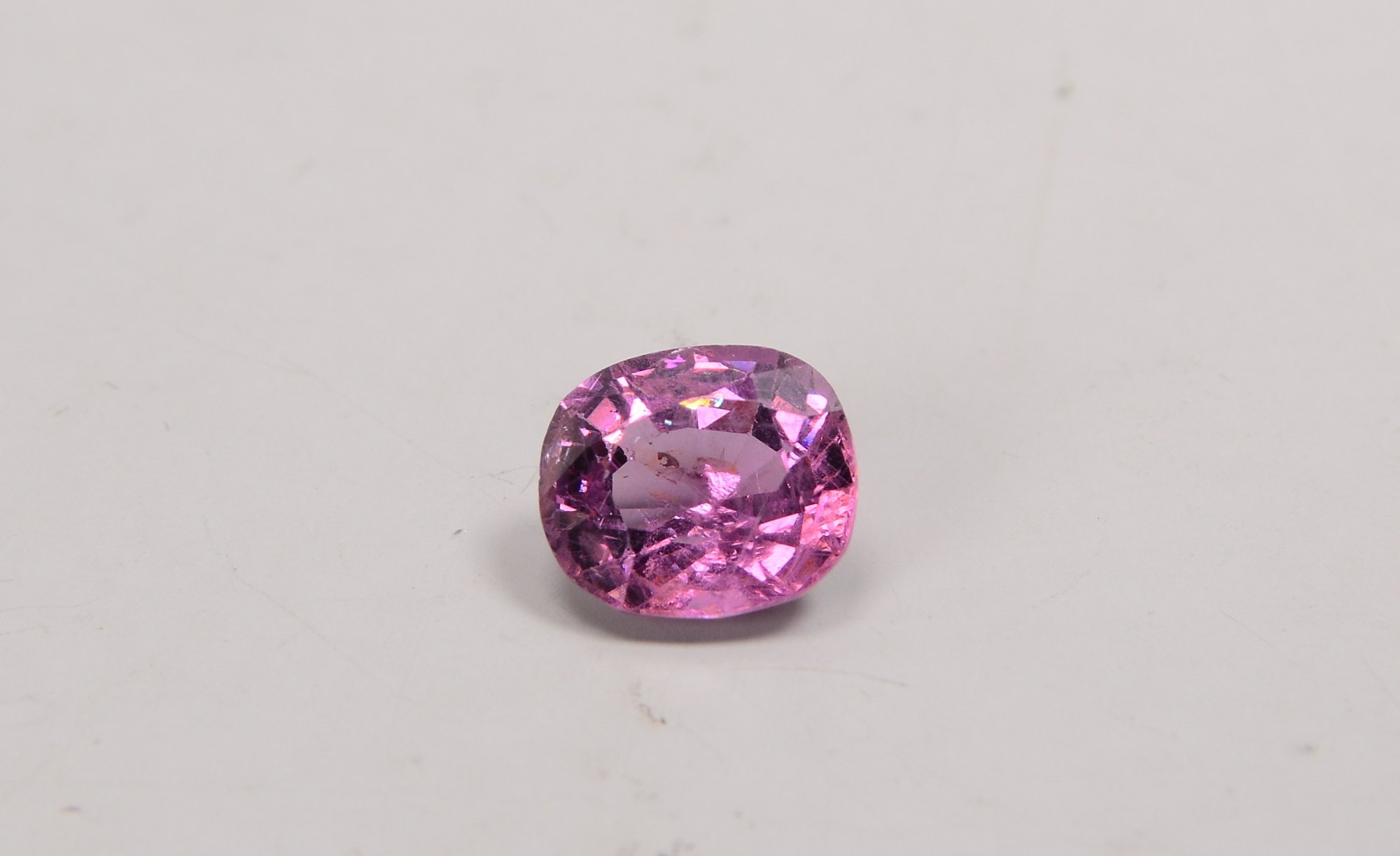 Spinell (Luc Yen/Vietnam), unbehandelter Stein von ca. 2,65 ct (Stein mit Gebrauchsspuren)