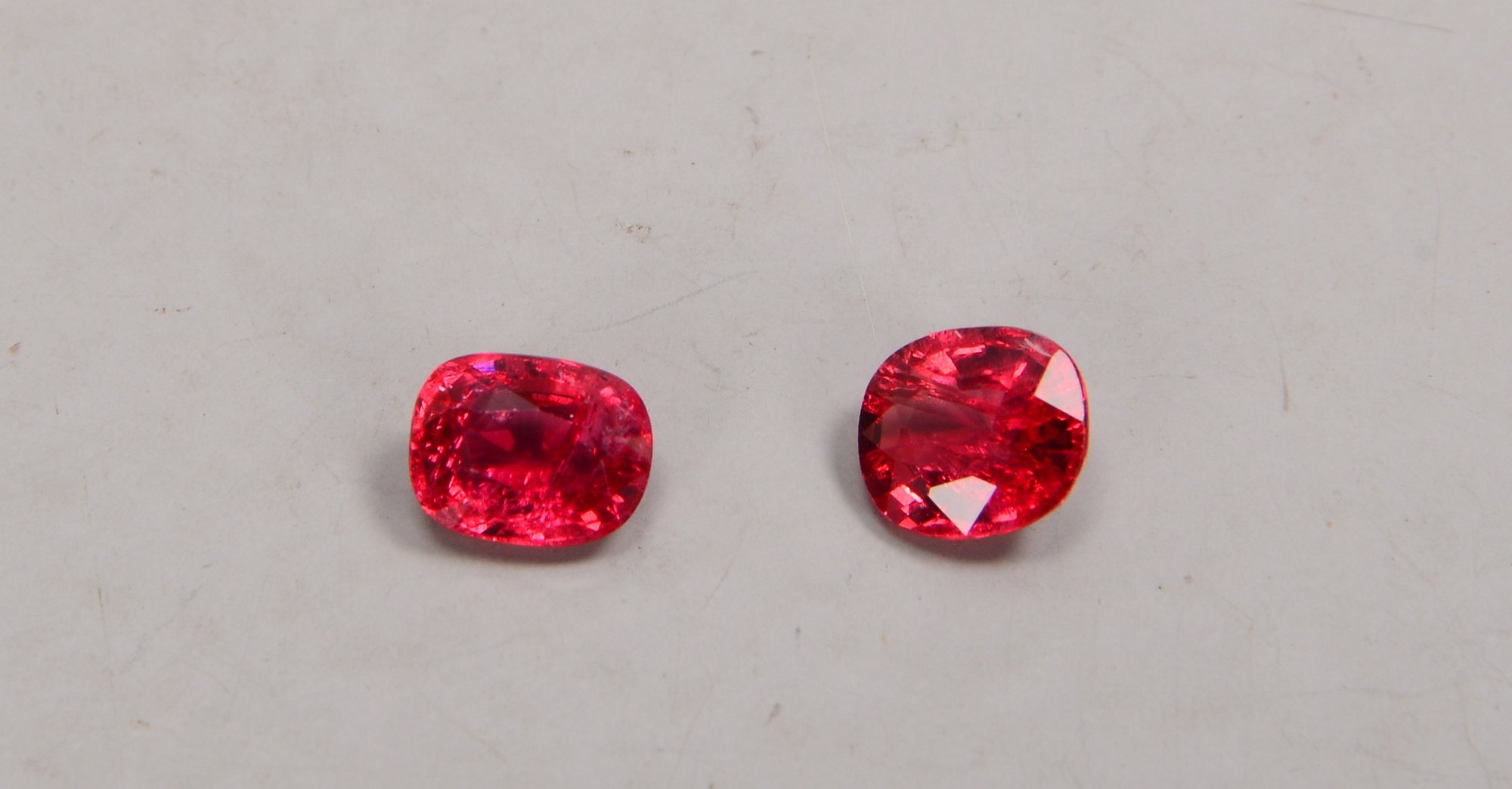 2 Spinelle (Luc Yen/Vietnam), unbehandelte Steine/zusammen ca. 2,20 ct (Steine mit Gebrauchsspuren)