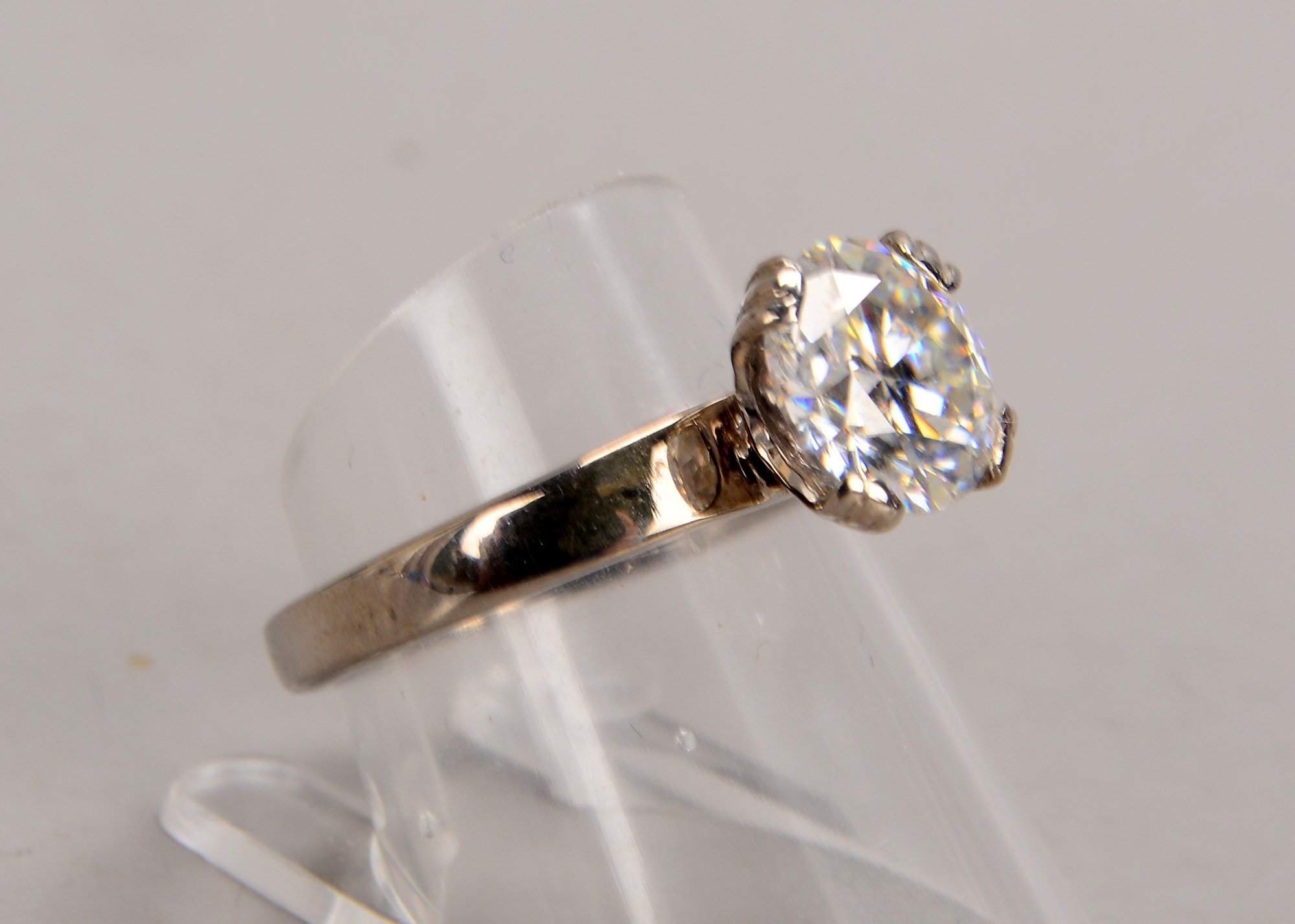 Ring, Silber, besetzt mit einzelnem Mossanit von ca. 3,0 ct, Stein im Brillantschliff, D-Vvsi; RG 55