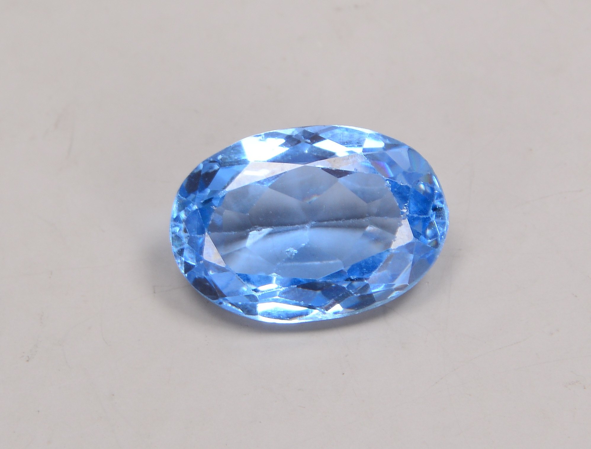 Blautopas von ca. 16,0 ct, facettierter Stein im Ovalschliff (Konturen minimal berieben)