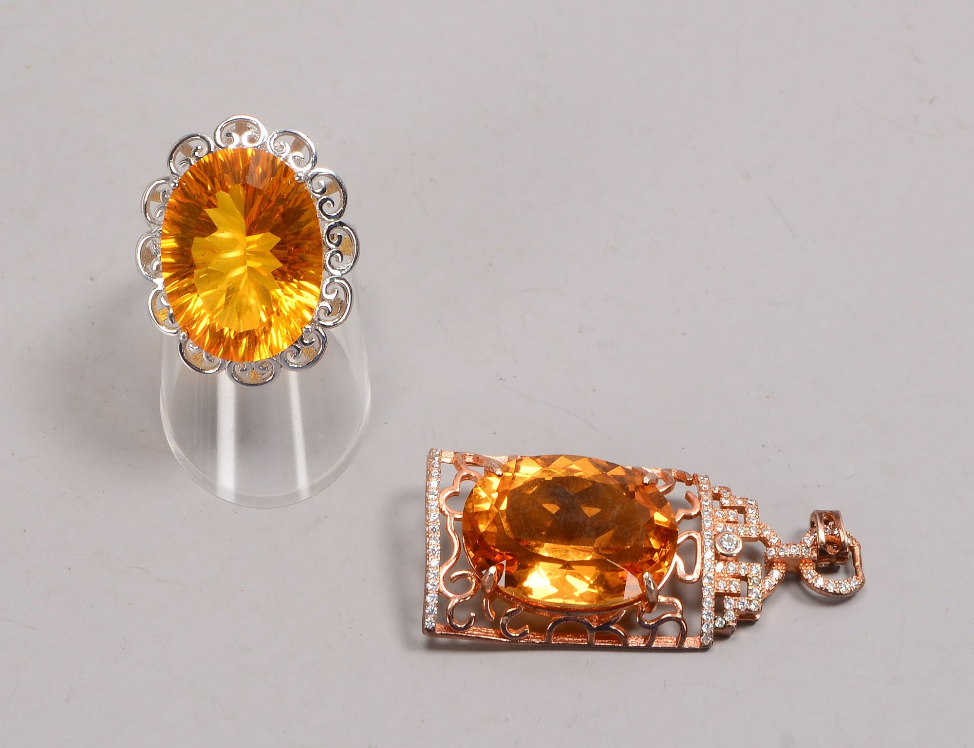 Schmuckset, Silber, mit Citrinbesatz, facettierte Steine im Ovalschliff, 2 Teile: Anhänger und Ring