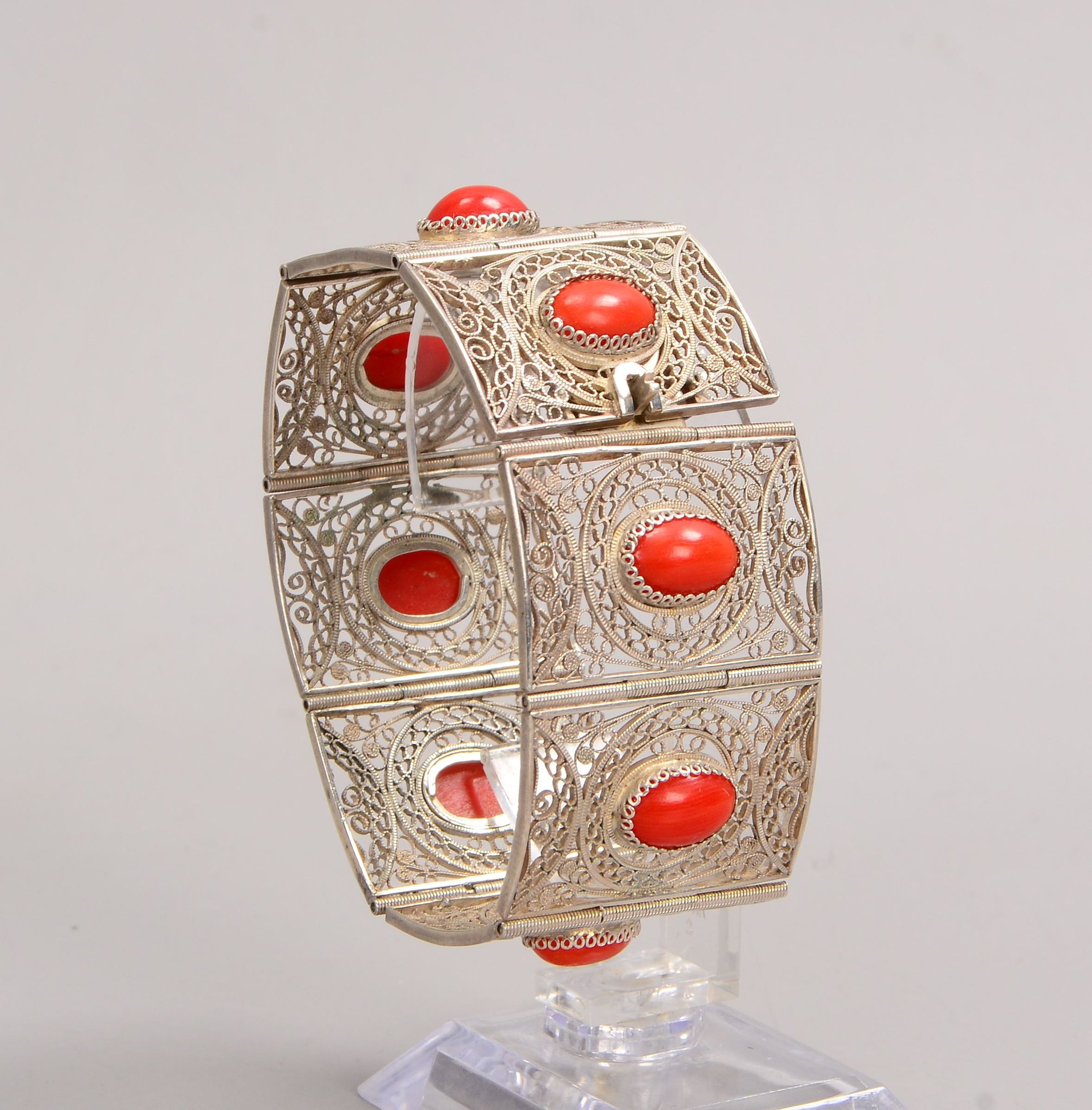 Armband (Handarbeit), 800/000 Silber, filigrane durchbrochene Arbeit, umlaufend mit Korallencabochon