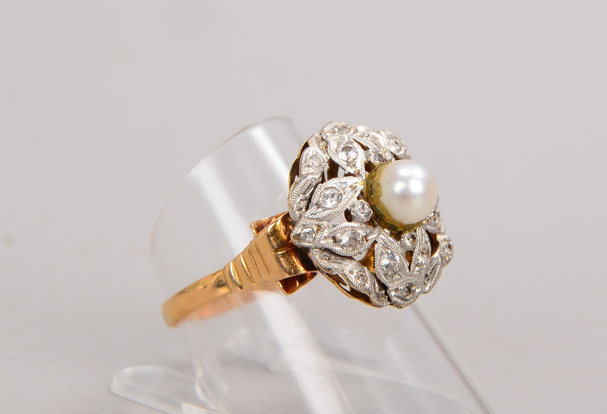 Ring (Art déco), 585 RG/WG (geprüft), mit einzelner Perle und Diamantbesatz, Steine im Rosenschliff