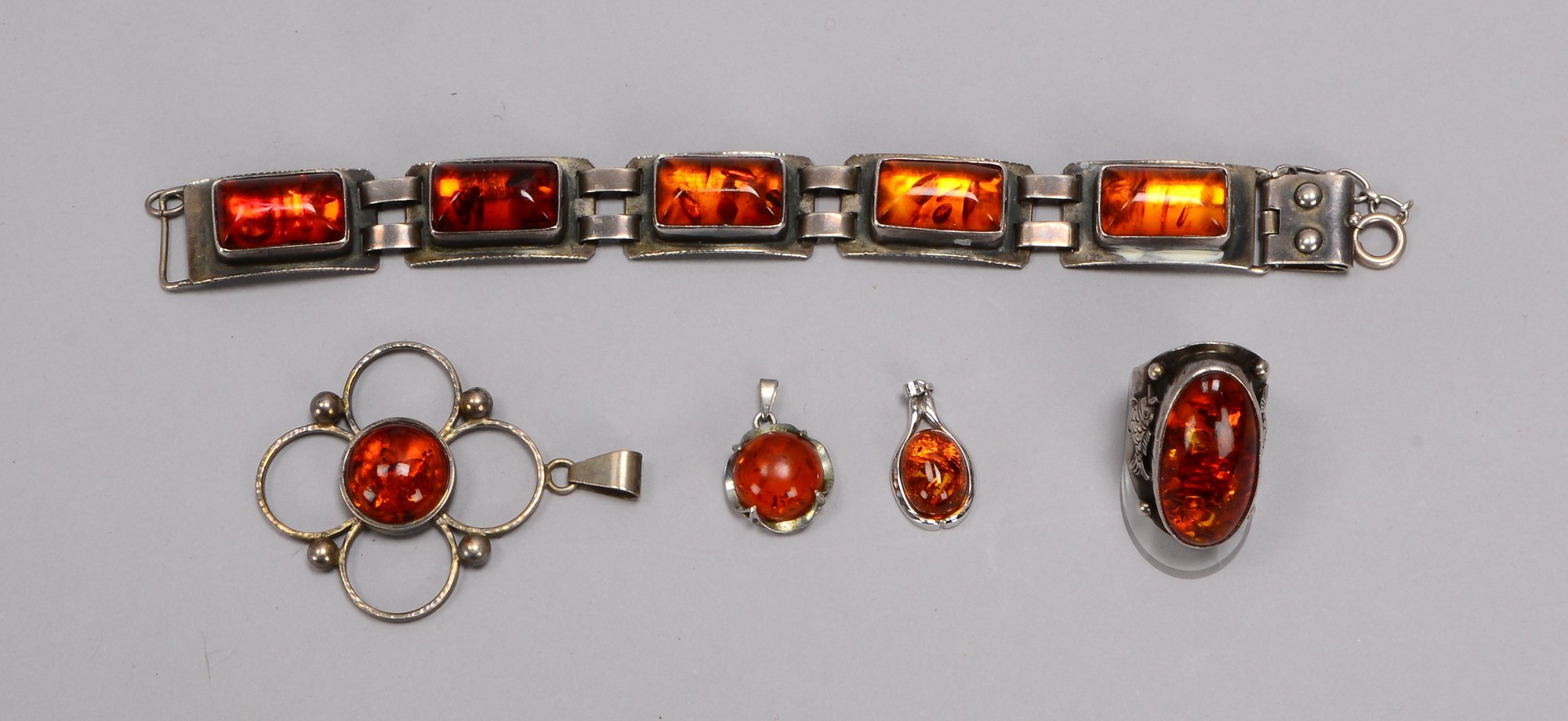 Schmuckset (wohl Fischland/Darß), verschiedene Teile und Silbergehalte, mit Bernsteinbesatz, 5 Stück