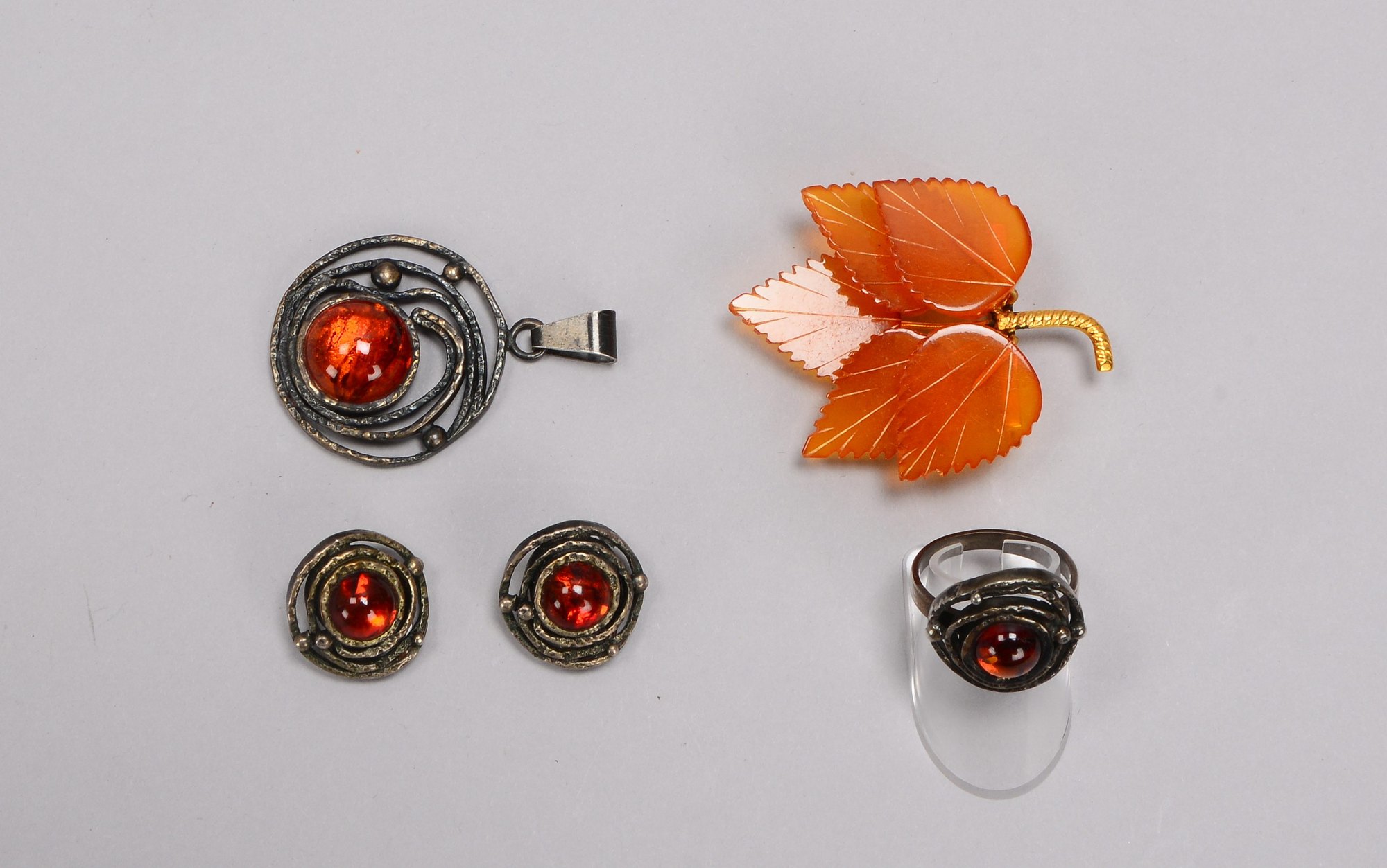 Schmuckset, Silber, mit Bernsteinbesatz, 2-teilig: 1 Ring und 1 Kettenanhänger; und Ohrclips/Brosche