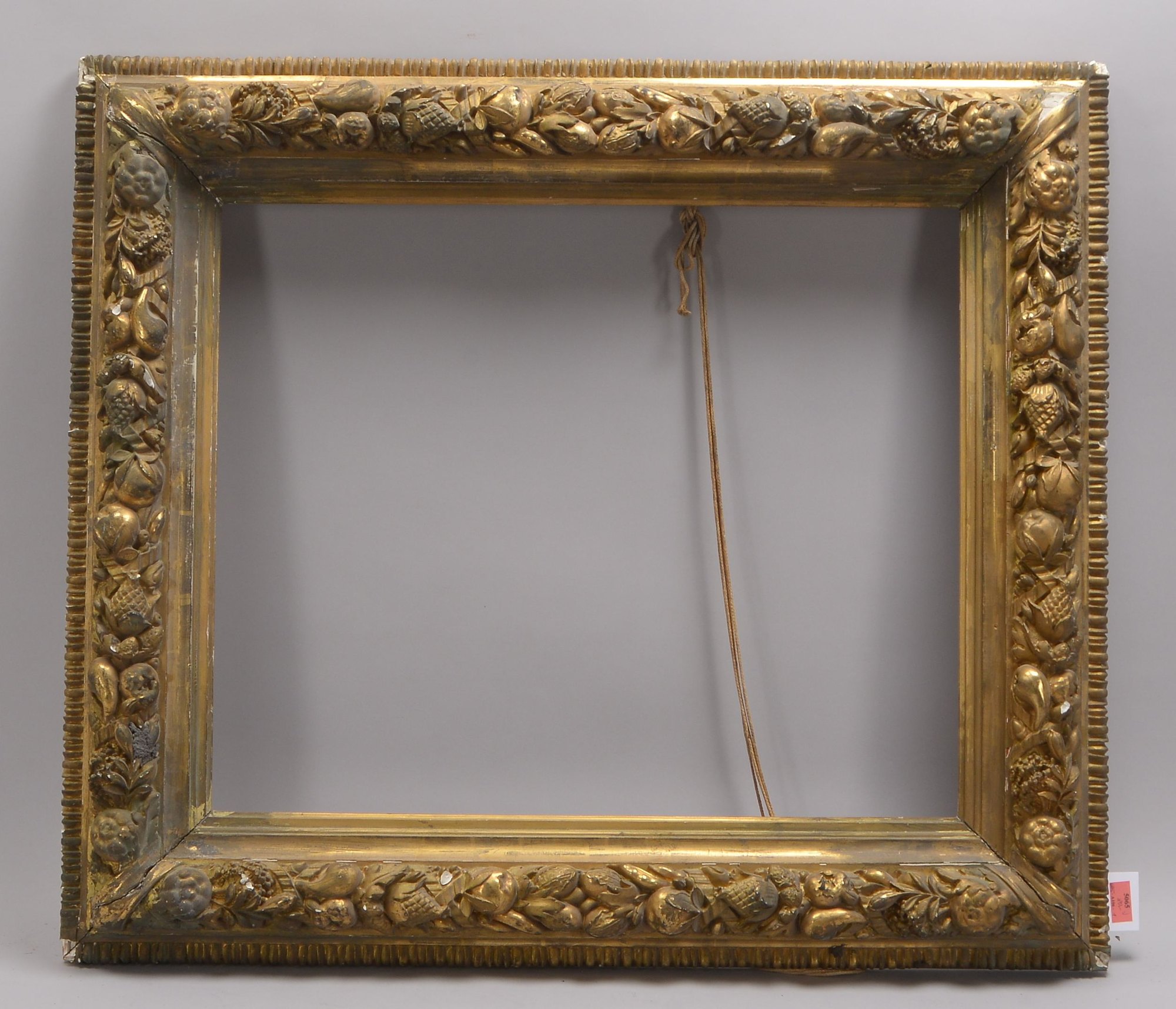 Prunkrahmen, Stuck und Holz, mit figürlichem Reliefdekor (Früchtemotive); Falzmaße 74 x 61,5 cm