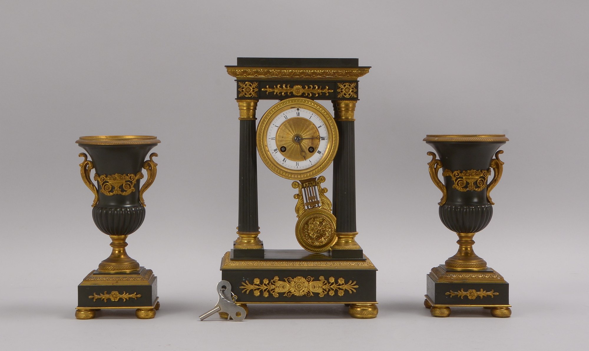 Kaminuhr/Salonuhr (Frankreich - wohl Empire-Zeit), Pendule, Bronze-Gehäuse vergoldet/geschwärzt