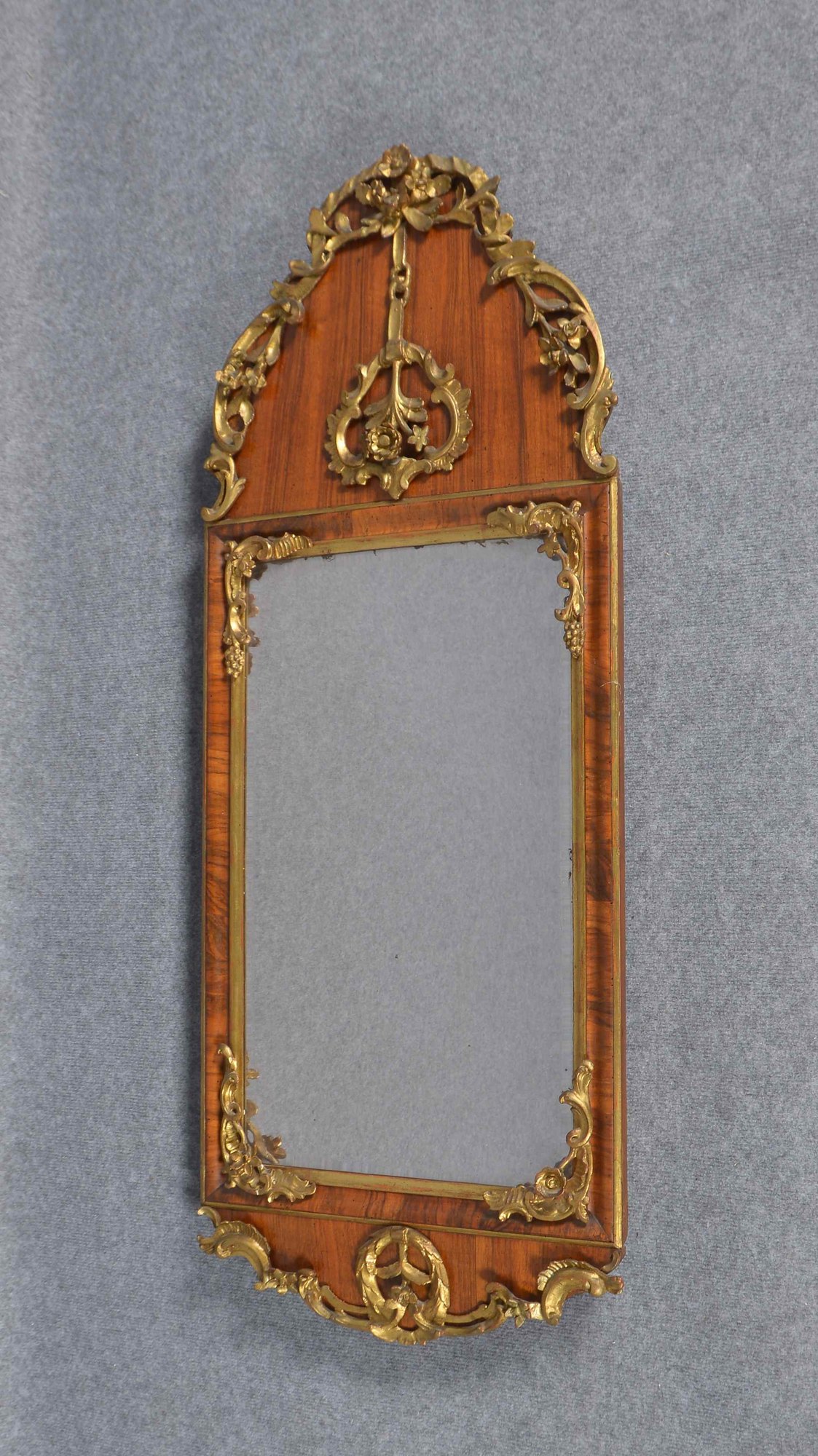 Antiker Wandspiegel (wohl Schleswig Holstein, um 1770), Nussbaum-Rahmen mit Goldleiste/Applikationen