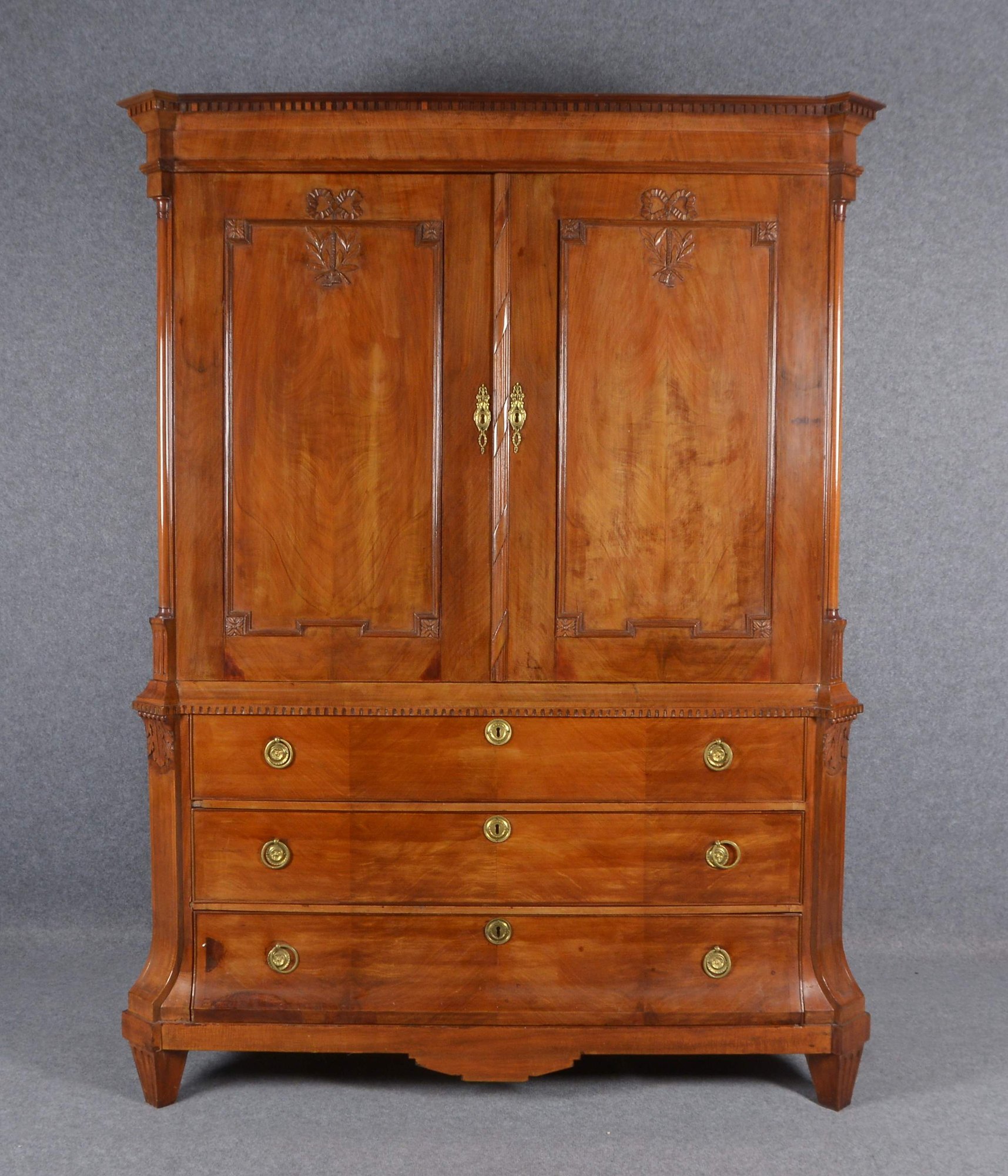 Kleiderschrank (wohl Niederlande um 1790), Mahagoni/Eiche, 2-türiger Aufsatz mit 2x Innenböden, Unte