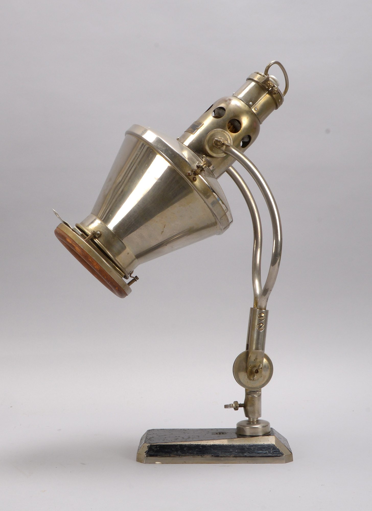 Tischlampe (Bauhaus - original Hanau, 1940er Jahre), verstellbar - Kabel fehlt; Höhe 50 cm