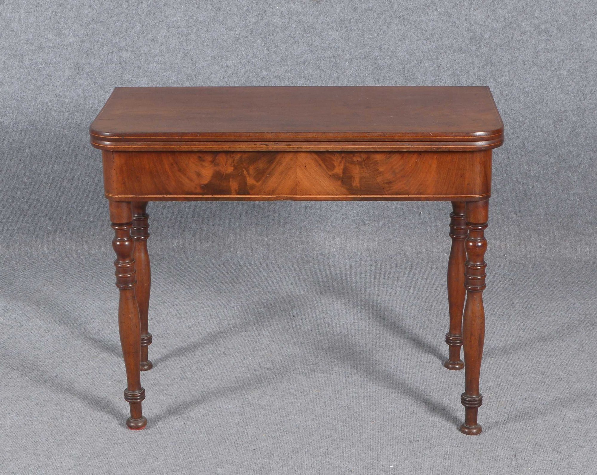 Spieltisch (England), antik, Mahagoni, Platte aufklappbar/drehbar; Höhe 70 cm, Maße 86 x 43 cm
