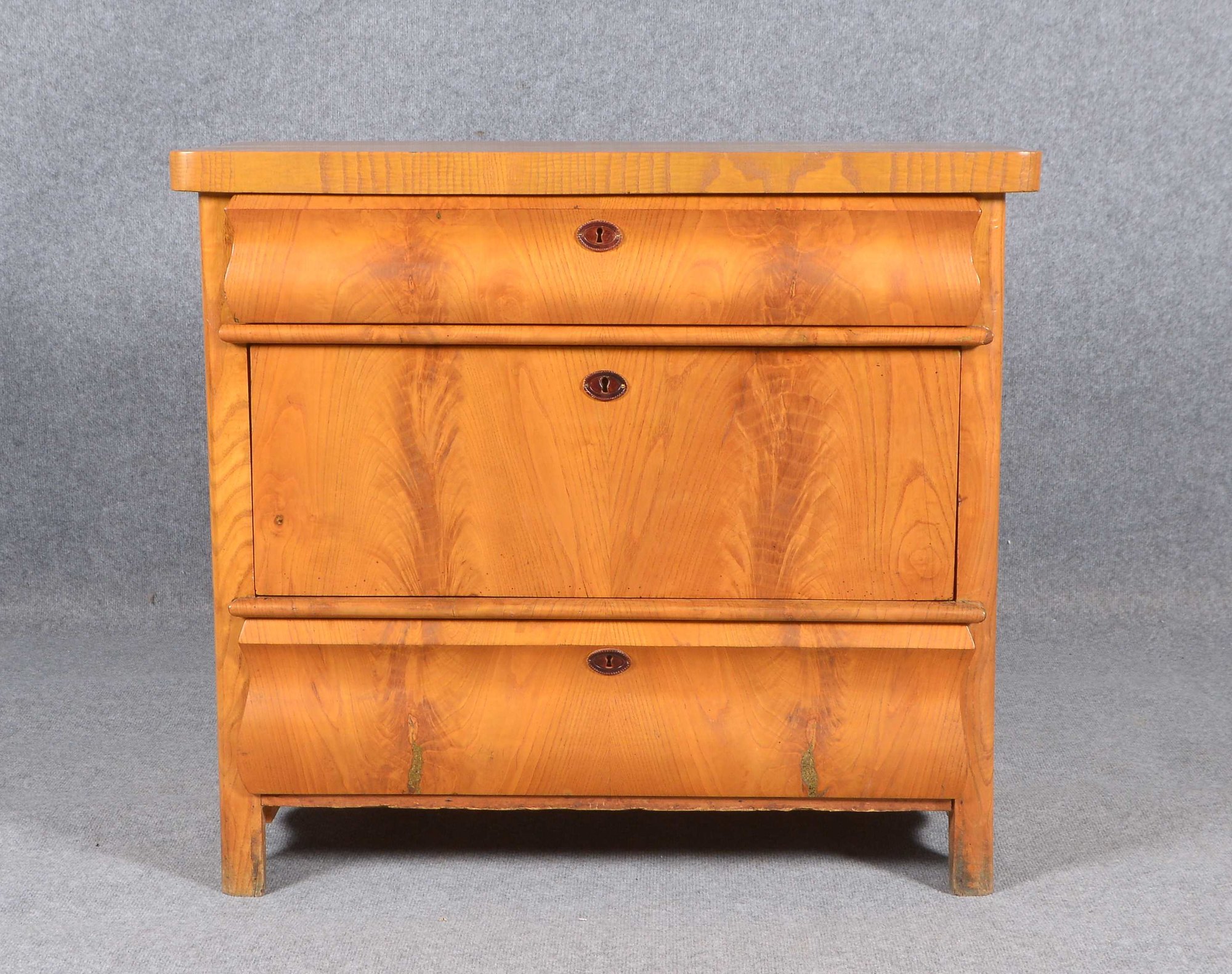 Biedermeier-Kommode, Eschenfurnier auf Weichholz, 3-schübig/Schübe unterschiedlich groß