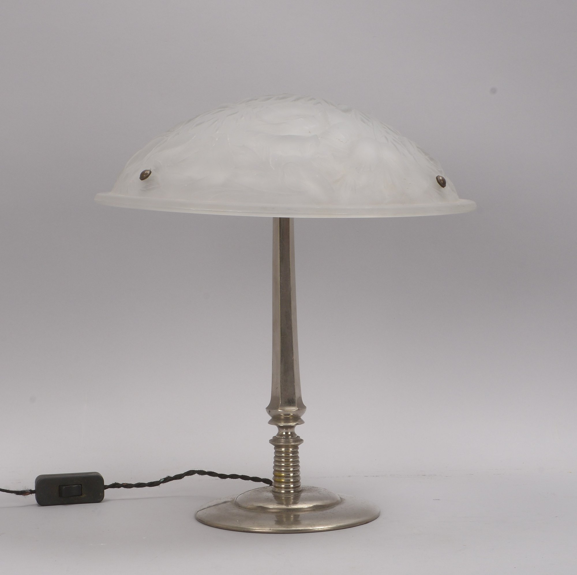 Lampe (Art déco), 3-flammig, Metallschaft/teils 6-passig, mit reliefiertem mattiertem Glasschirm