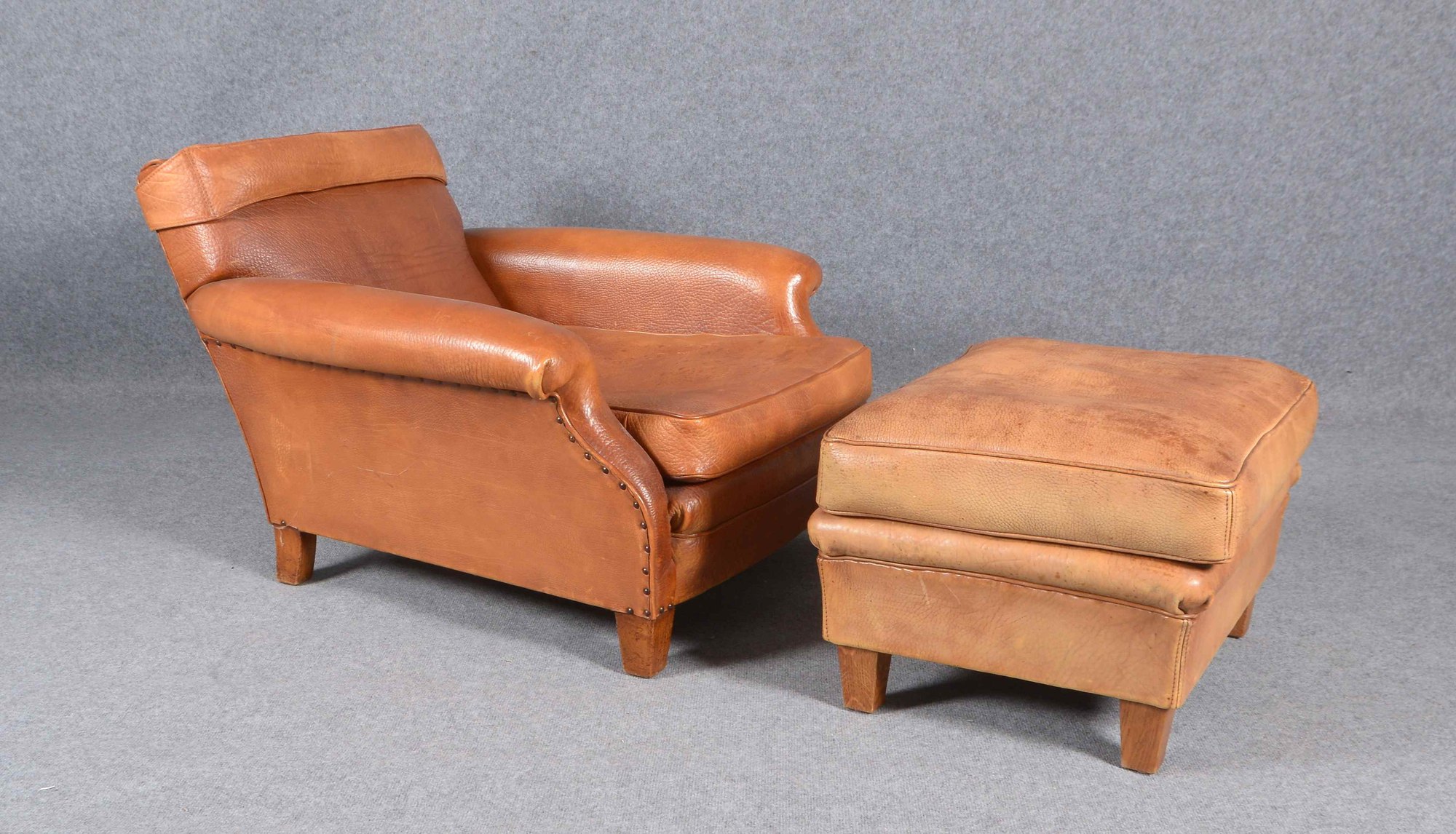 Designersessel (wohl Skandinavien), dickes braunes Büffelleder, mit Ottomane