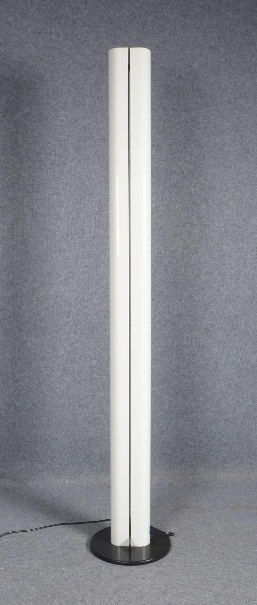 Artemide, Designer-Stehleuchte, Modell 'Megaron', Entwurf: Gianfranco Frattini, Leuchte mit Dimmer