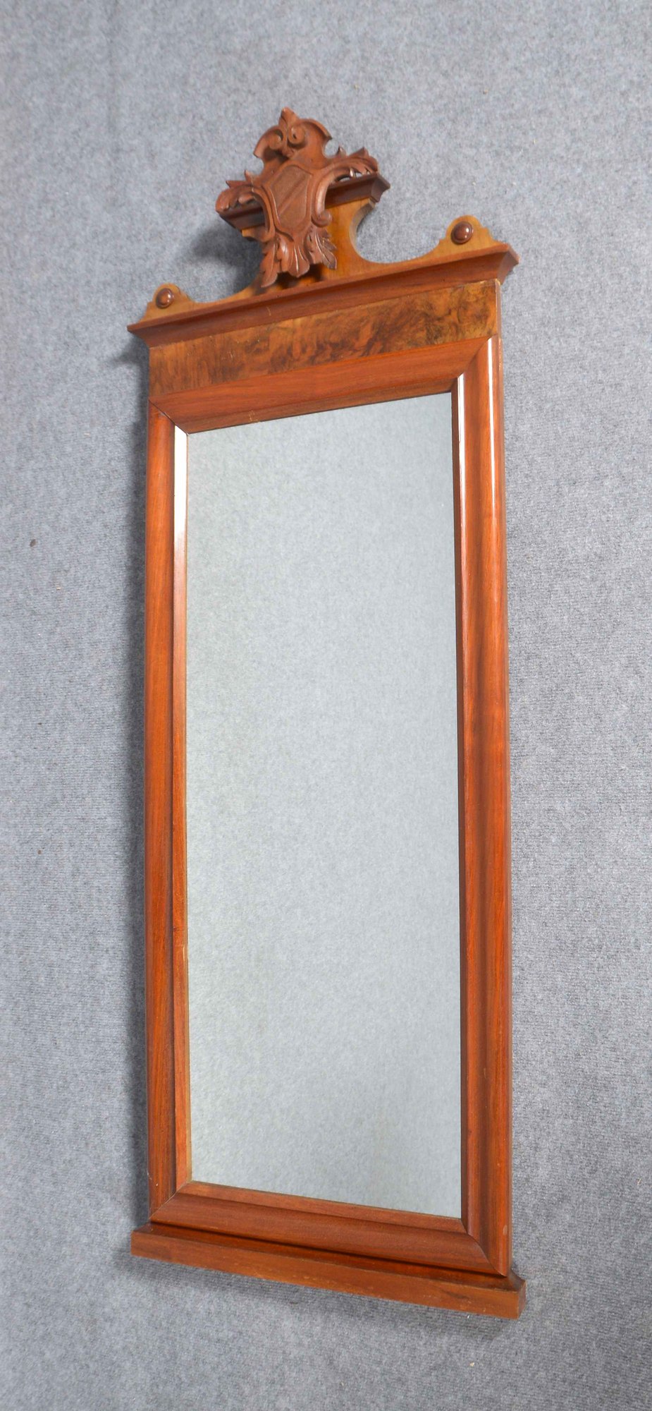 Garderobenspiegel, Mahagoni, hochrechteckige Form, mit Wappenschild-Bekrönung - nicht original