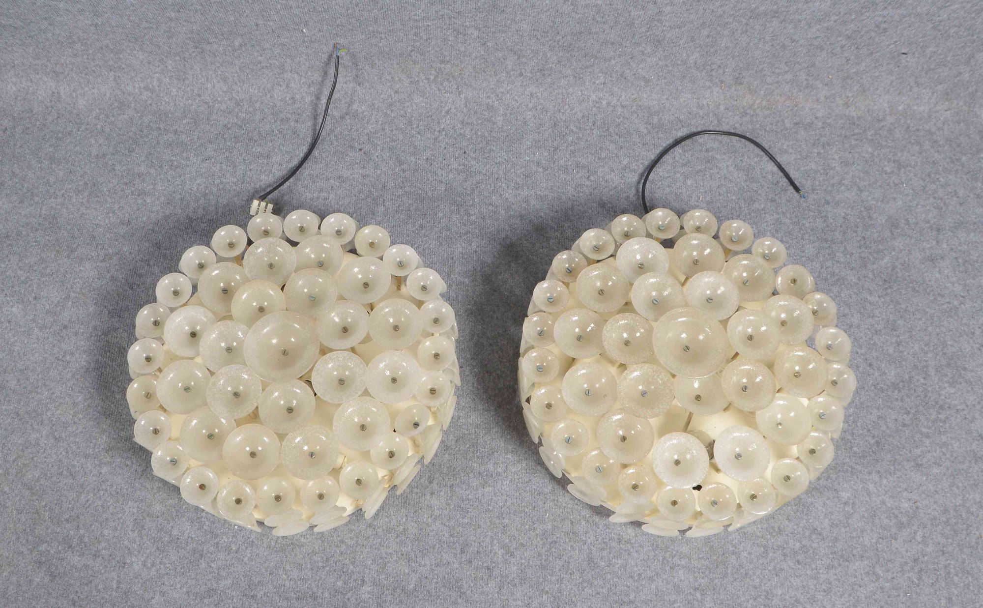 2 Plafonièren (1960er Jahre), jeweils 9-flammig, glockenförmig, mit Glasbehang; Höhe 14 cm, Ø 44 cm