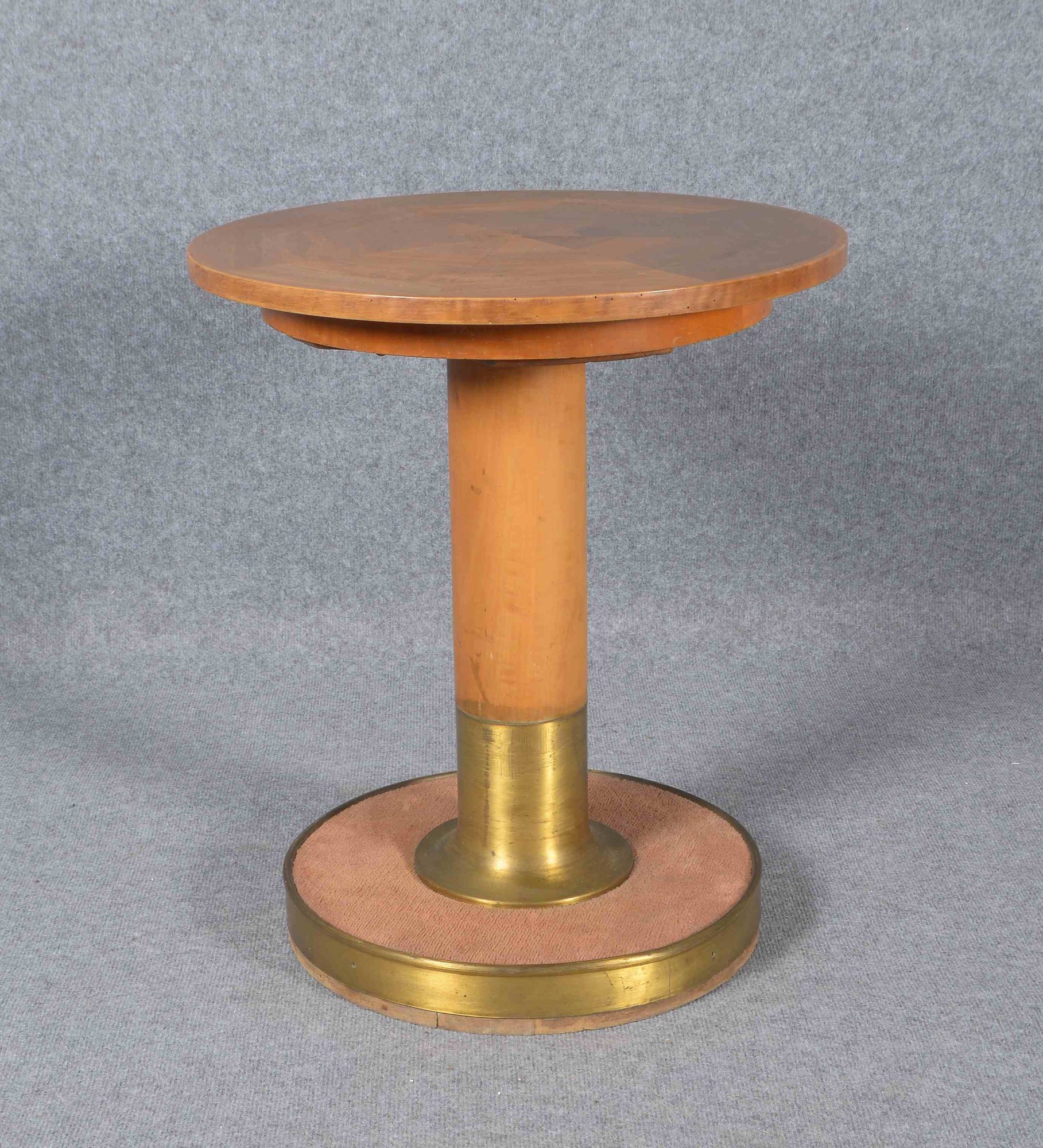Beistelltisch (1920er Jahre - vermutlich aus dem 'Dampfschiff Bremen'), unter runder Deckplatte bez.