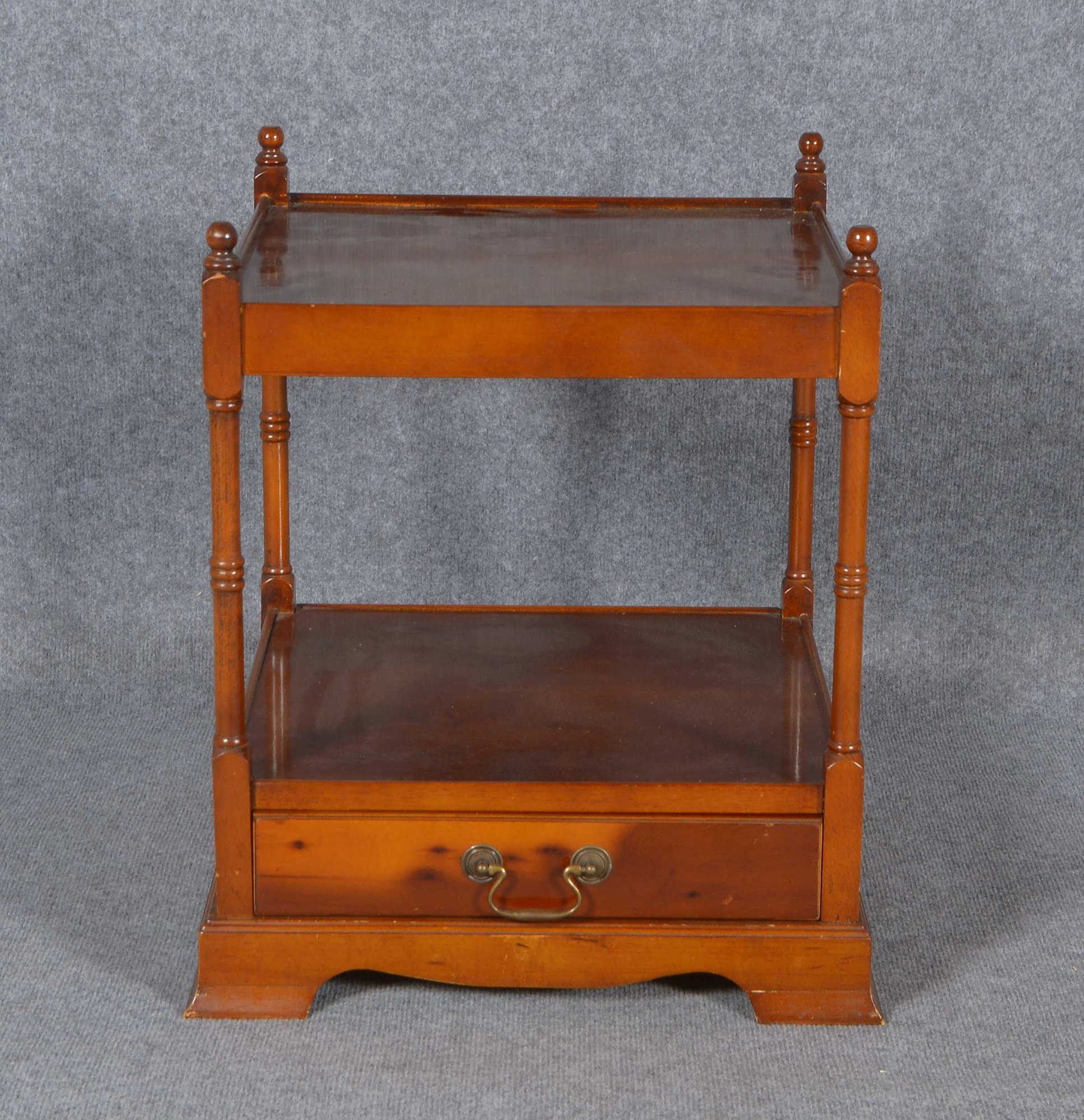 Beistelltisch (England), Mahagoni, mit 2x Ebenen, darunter einzelne Schublade; Höhe 56,5 cm