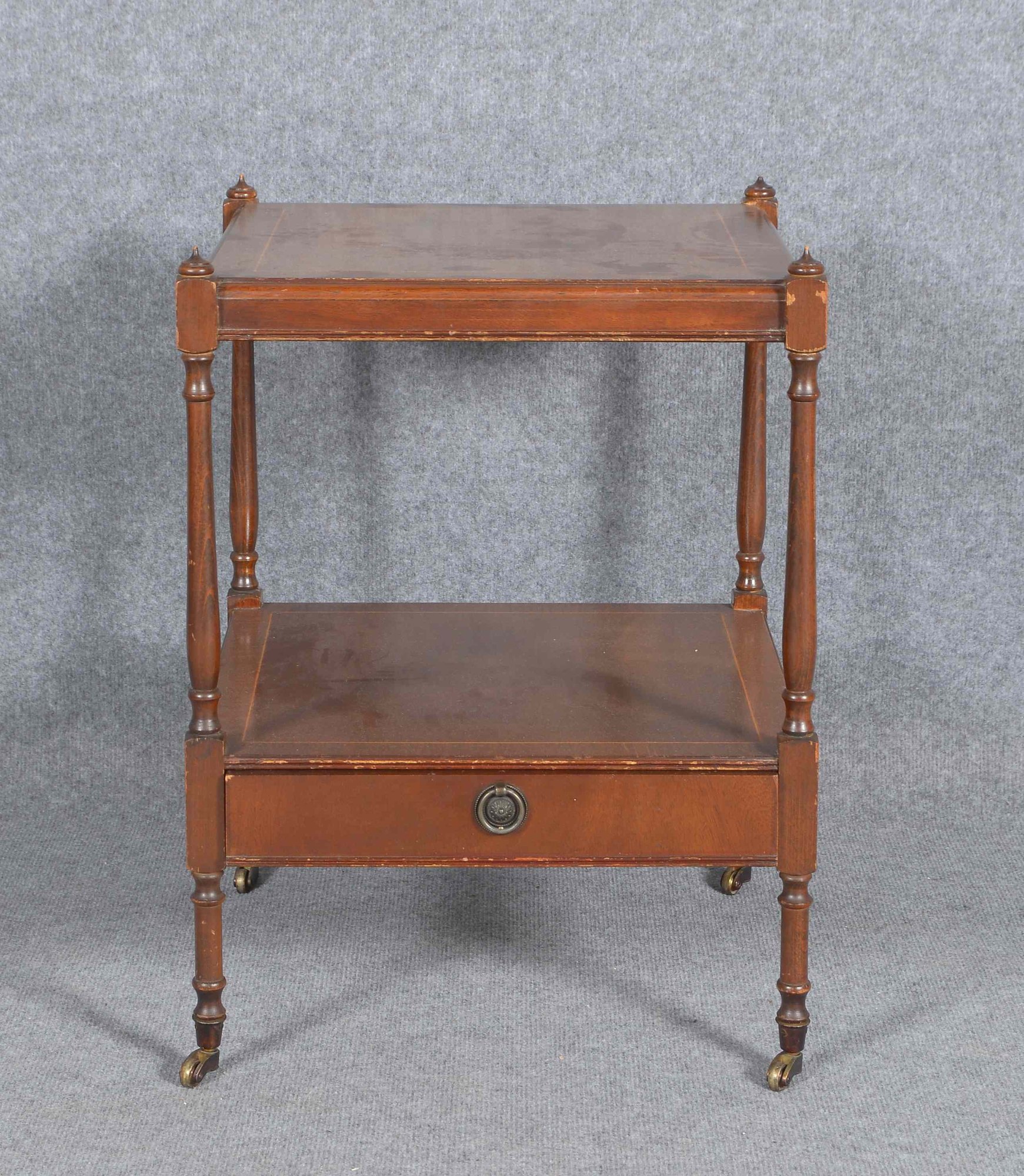 Beistelltisch (England), Mahagoni, mit Fadenintarsien, 2x Ebenen, auf Messingrollen; Höhe 61 cm