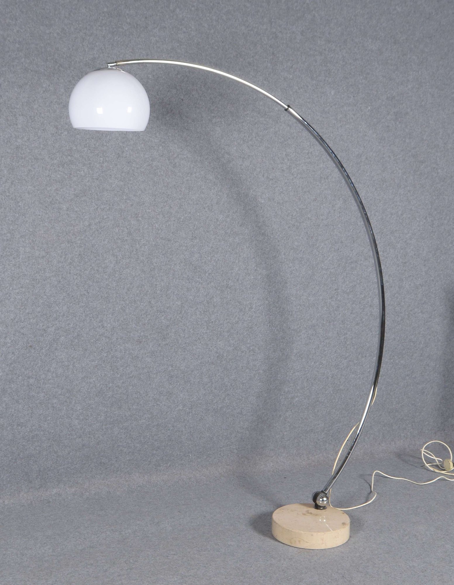 Designer-Bogenlampe (ungemarkt), Chromschaft drehbar und ausziehbar, mit weißem Kunststoffschirm