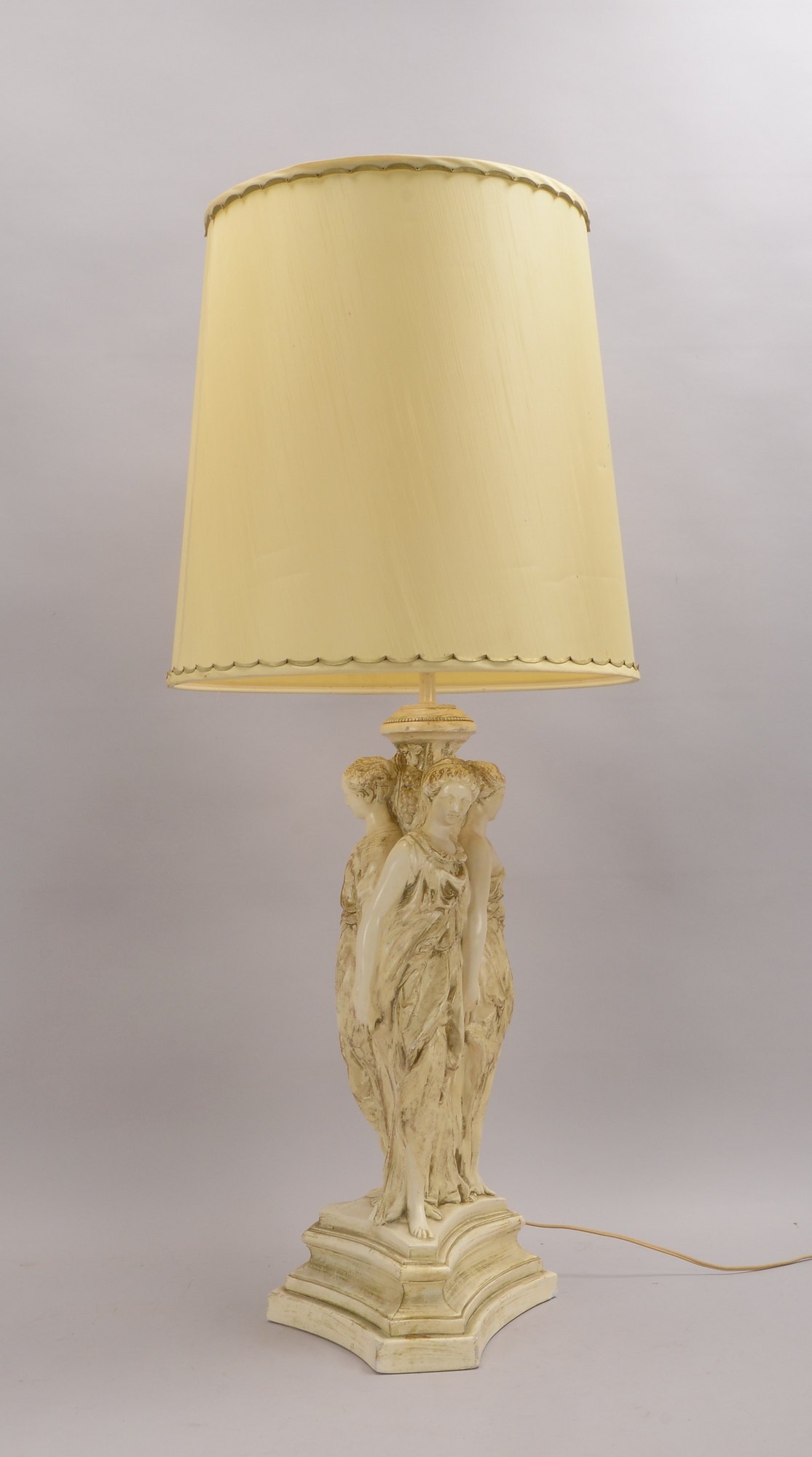 Tischlampe, Stein(?) cremefarben glasiert, figürlicher Schaft (nach griechischem Vorbild)