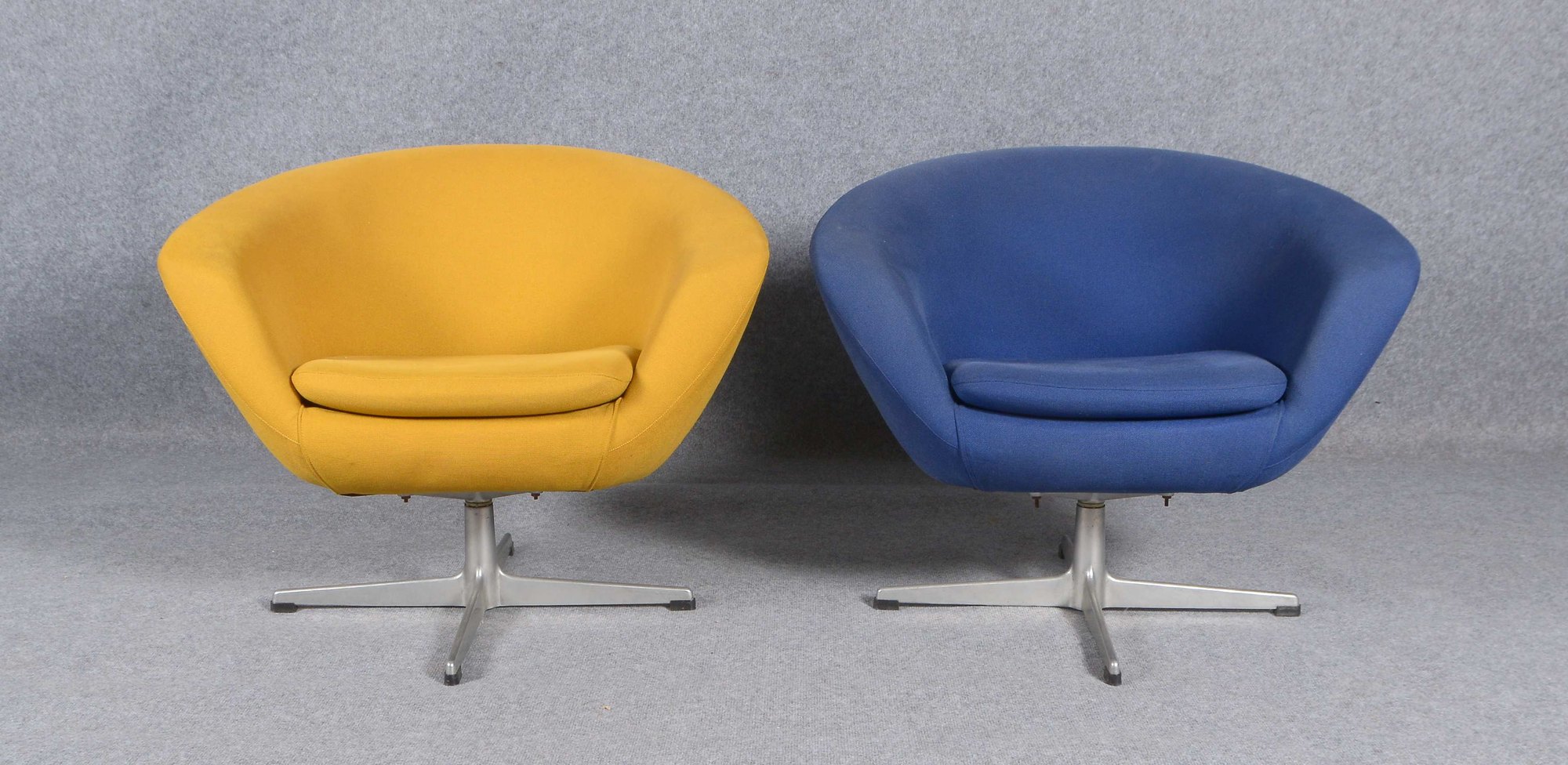 Paar Cocktailsessel (1950er Jahre), drehbare Sitzschale auf 4-strahligem Alufuß, mit Stoffbezug