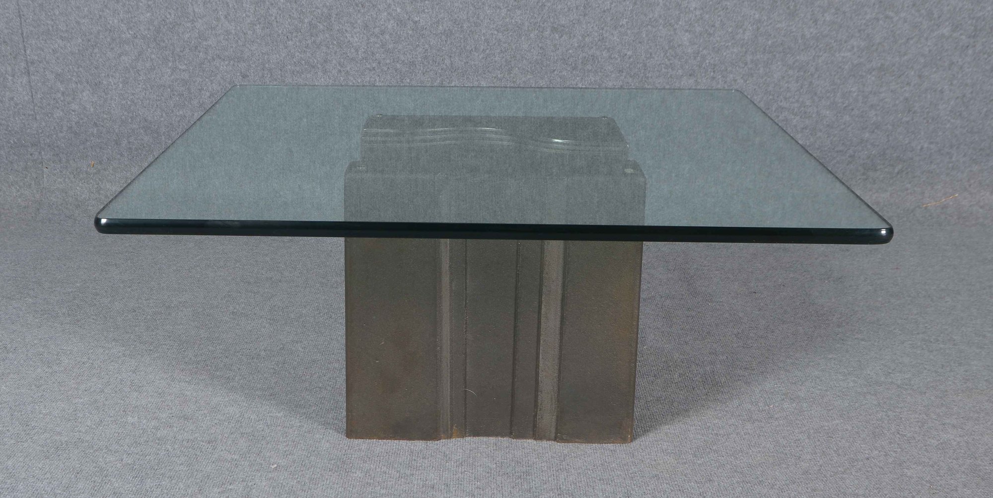 Heinz Lilienthal (1927 - 2006), Designer-Couchtisch, starke Glasplatte/2 cm auf schwerem Eisenwürfel