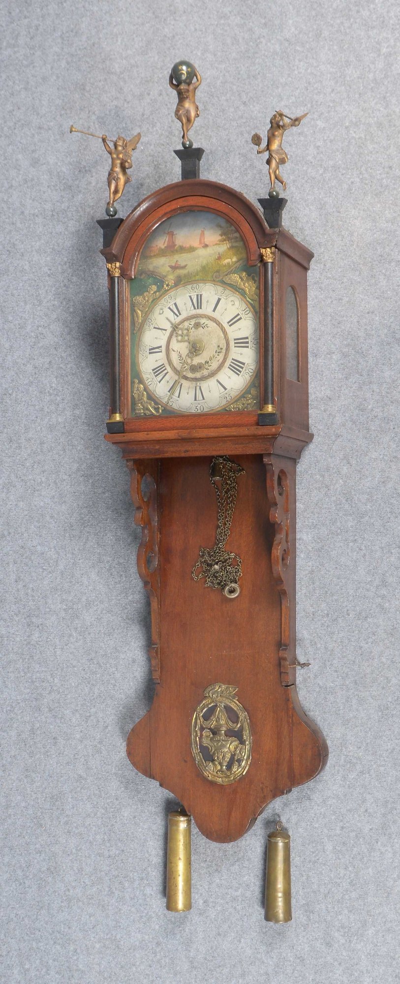 Wanduhr (Holland, um 1800), Halbkasten-Eichengehäuse mit innenliegendem Pendel, Blech-Ziffernblatt