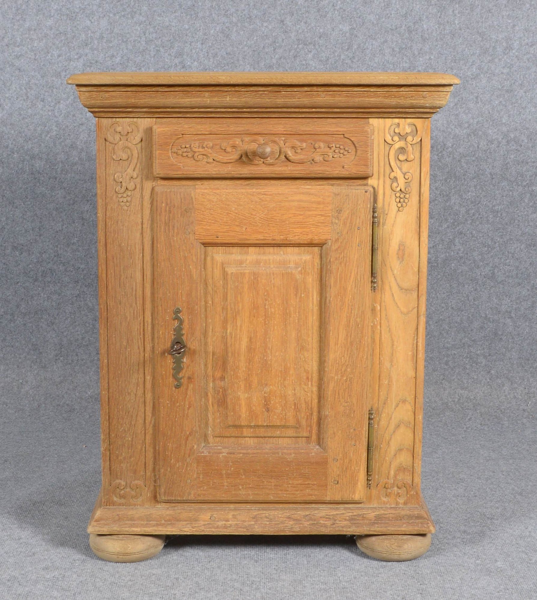 Halbschrank, alt, Eiche, Korpus 1-türig/1-schübig, auf 2x gedrückten Vorderfüßen/2x Klotzfüßen