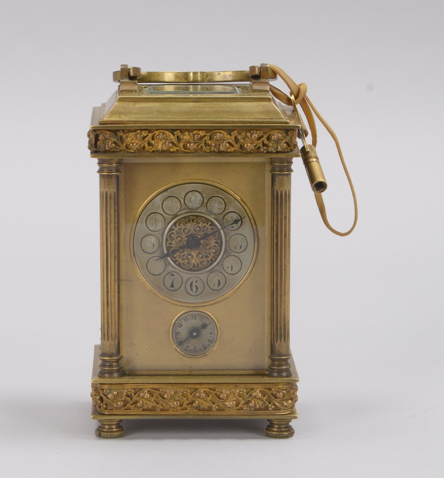Reisewecker (um 1870), Messing, 5-seitig verglast, Glas mit Facettenschliff, mit obenliegender Unruh