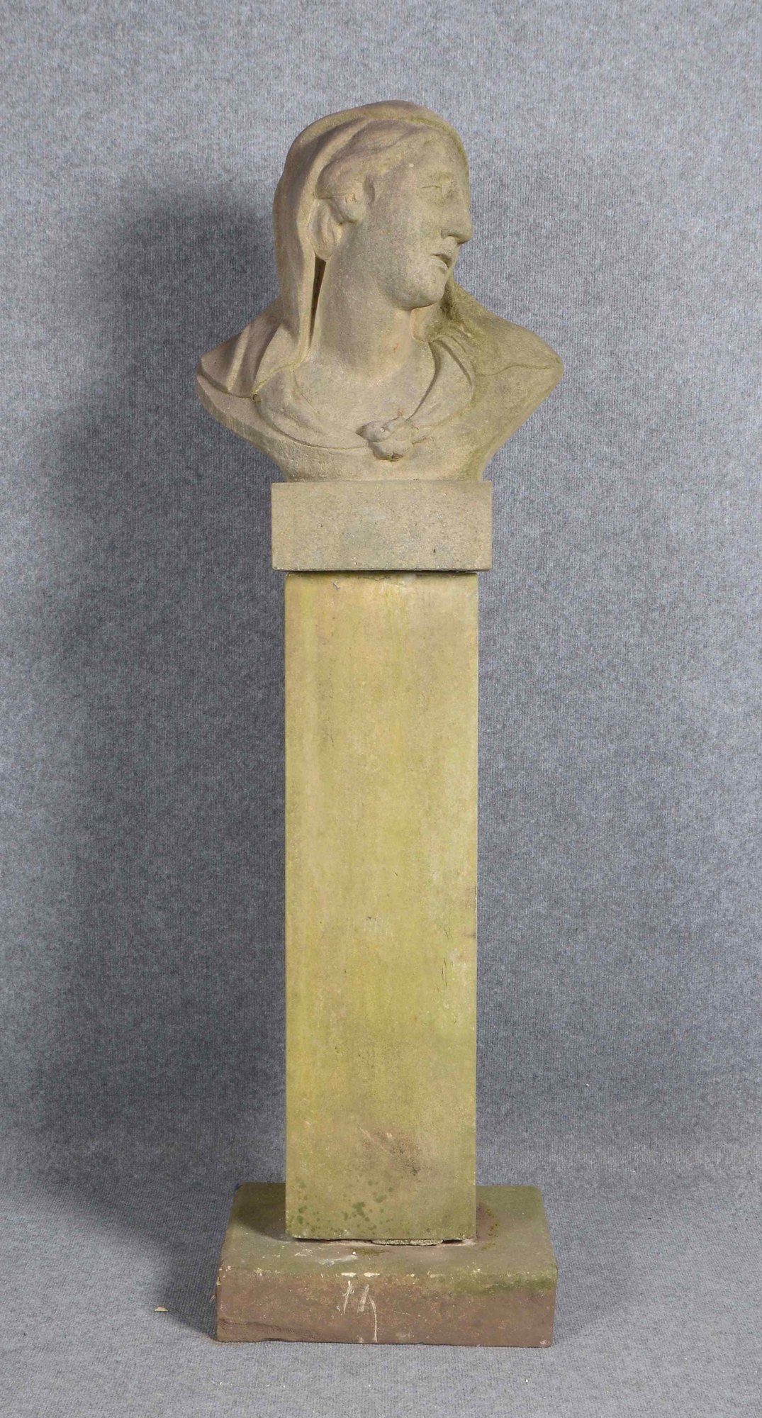 Gartenskulptur, 'Frauenbüste', Sandstein, 3-teilig, in antikisierendem Stil, sehr schwere Ausführung
