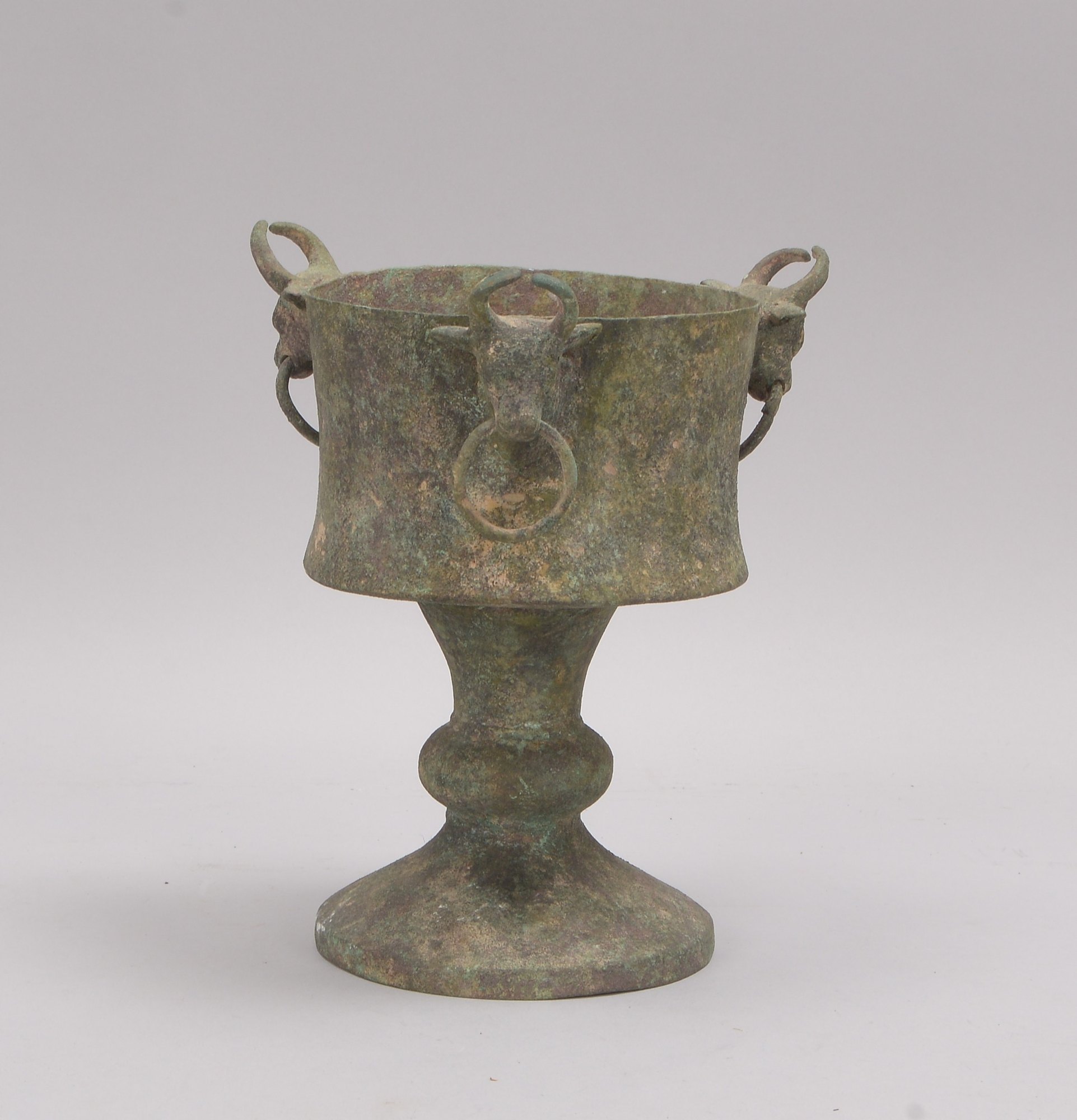 Pokal/Trinkpokal (Persien), Bronze mit rot-grüner Patina, umlaufend 3x vollplastische Tierköpfe