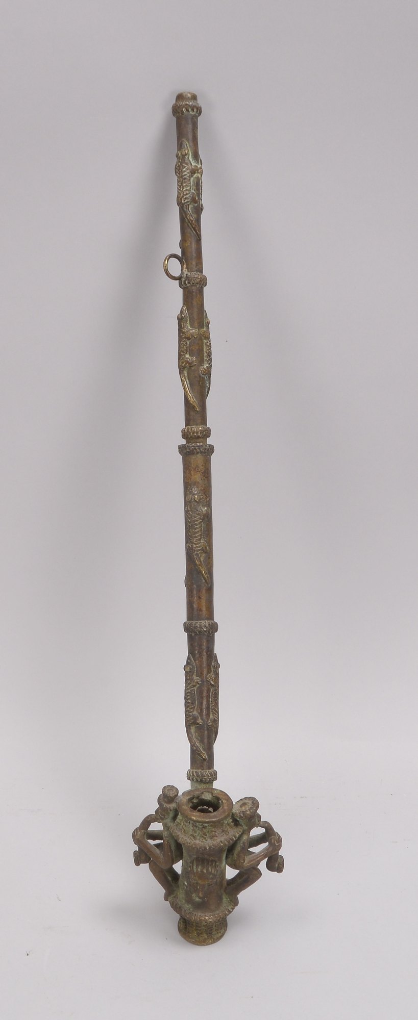 Bronzepfeife (Mali), 2-teilig, umlaufend mit halbplastischen figürlichen Verzierungen; Länge 56 cm