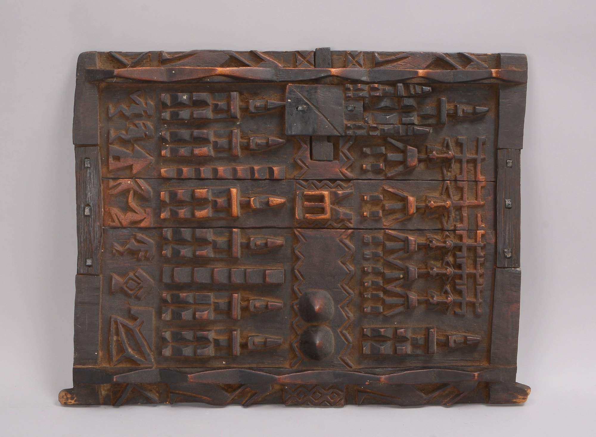 Fensterflügel (Benin), Holz, mit figürlicher Schnitzerei; Maße 68 x 51 cm