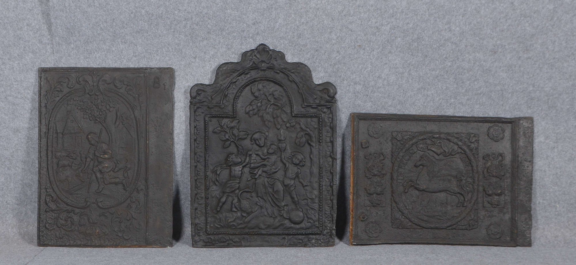 Kleines Ofenplatten-Konvolut, Gusseisen, verschiedene Ausführungen, jeweils mit Reliefdarstellung