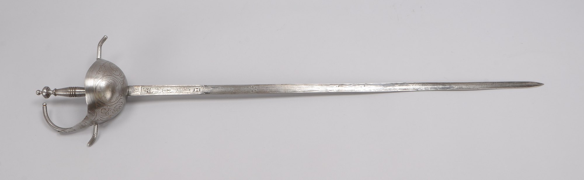 Säbel, 2-schneidige stumpfe Klinge/graviert, Eisengriff mit Korb/mit Akanthusdekor; Länge 104 cm