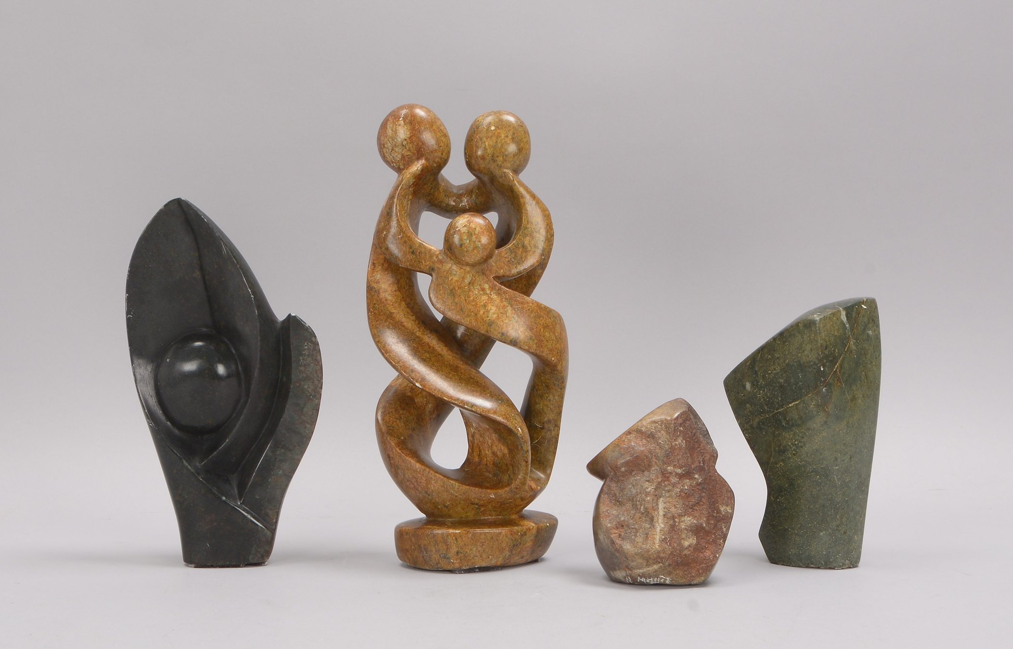 Kleines Skulpturen-Konvolut (Afrika), Serpentin, verschiedene Ausführungen, 4 Figuren/teils signiert